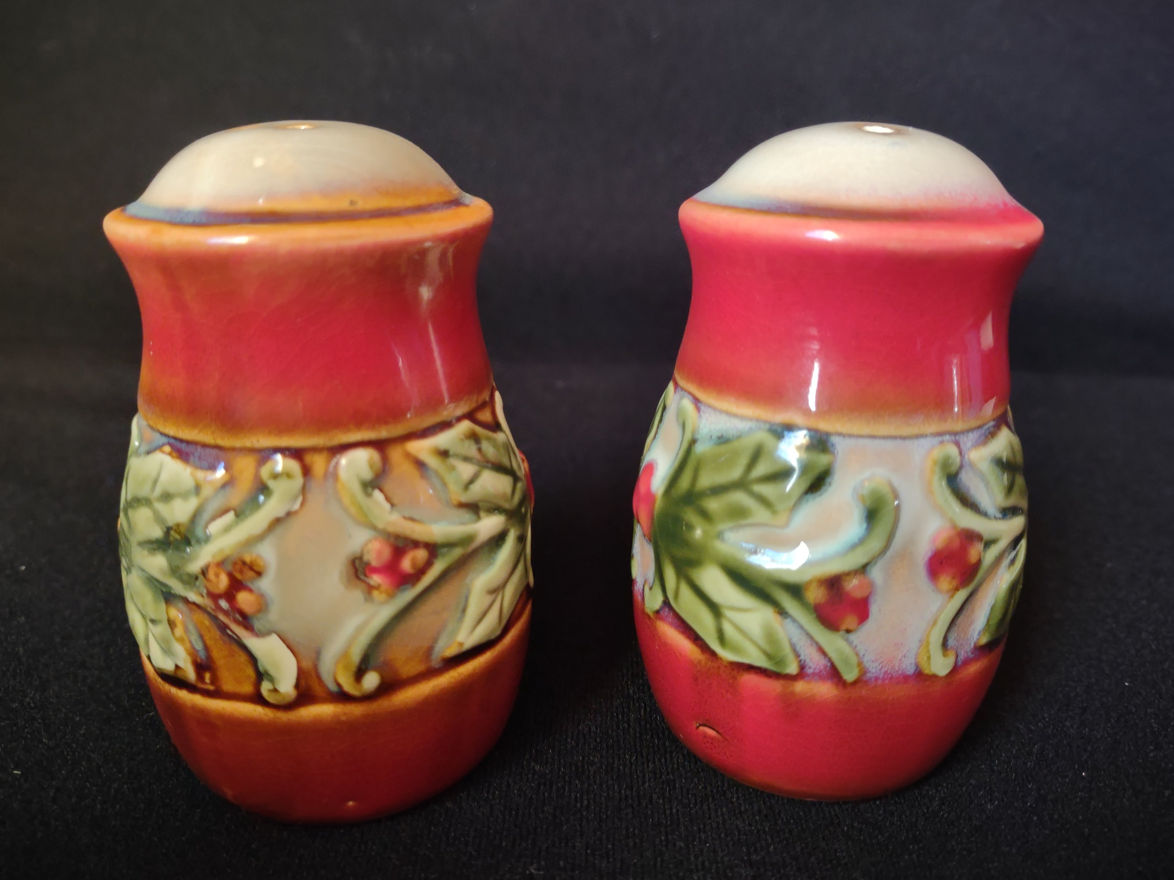 Holiday Thanksgiving Christmas Salt Pepper Shaker Poinsettia Ceramic (lot 1696)