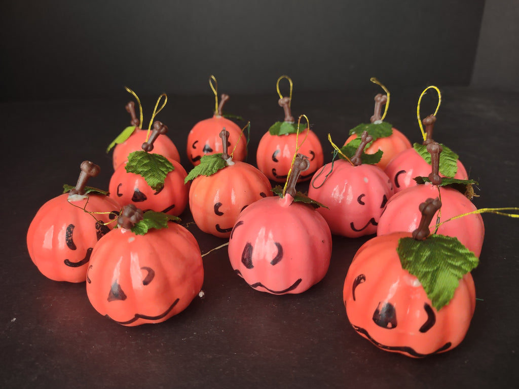 13 x Halloween Plastic Small Pumpkin Hanging Ornaments (lot 1144)