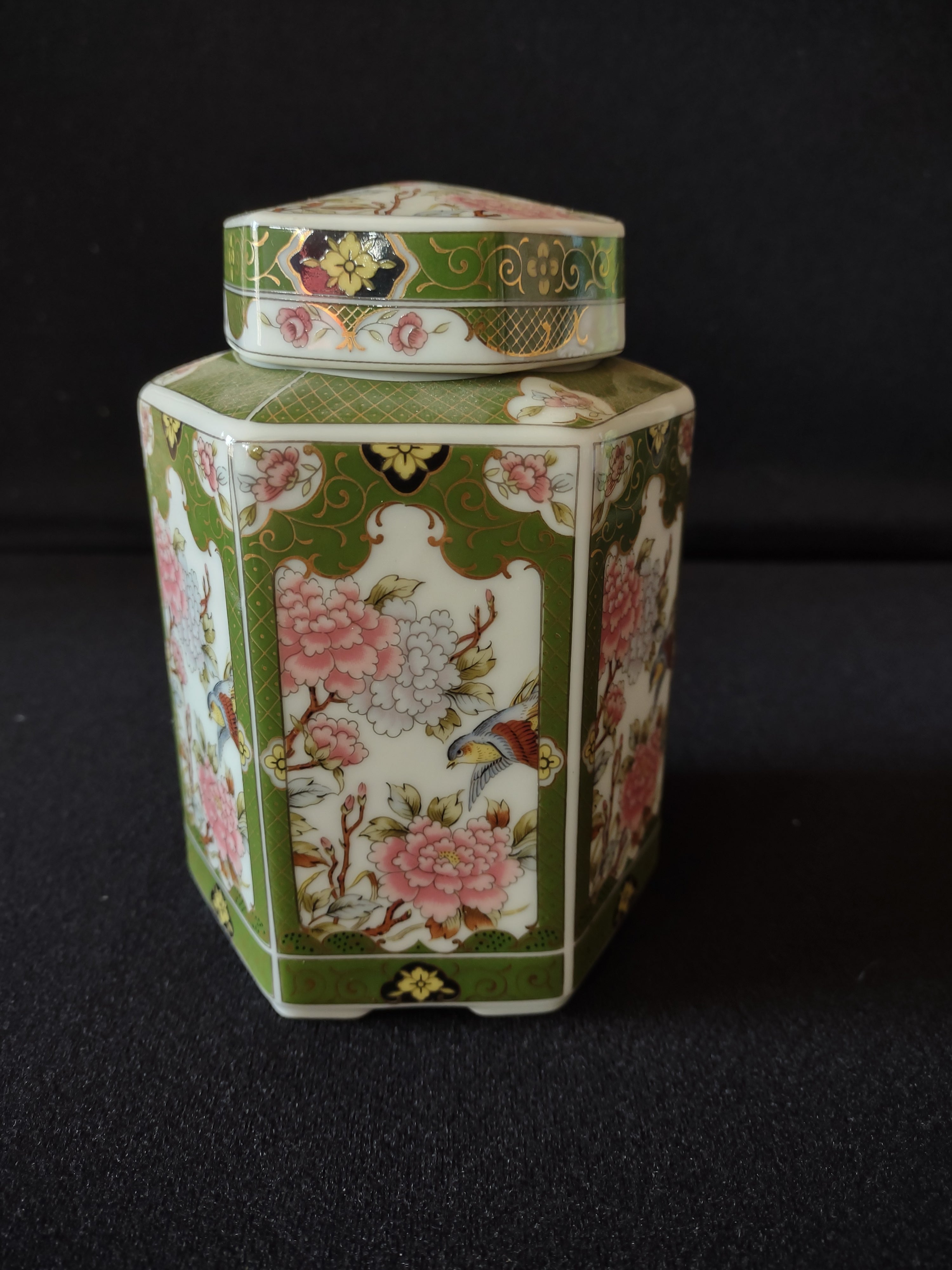 Oriental Garde Japan Tea Container Ceramic Pink Green (lot 5385)