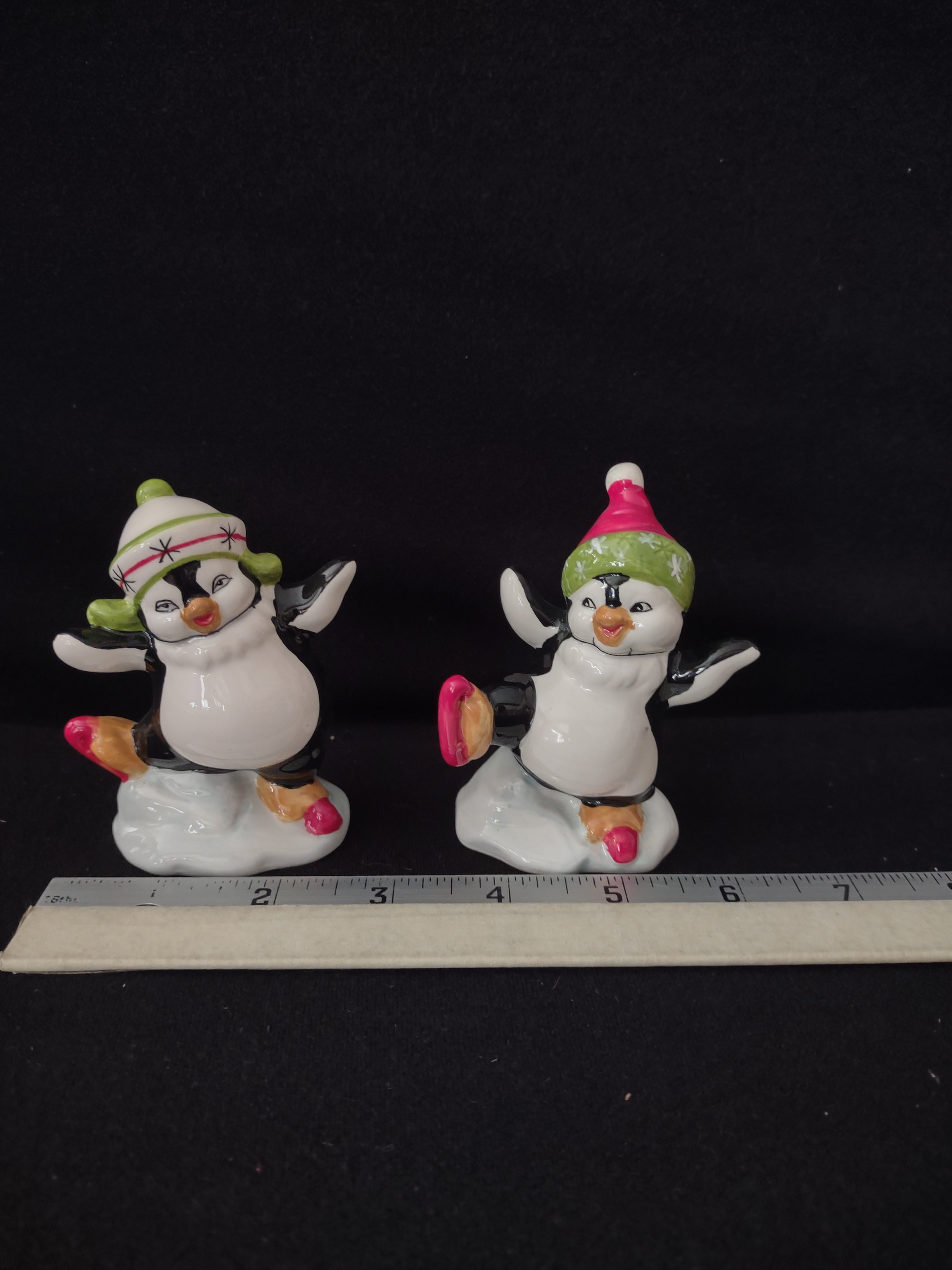 Vintage Christmas Penguins Skates Salt Pepper Set (Lot 4089)