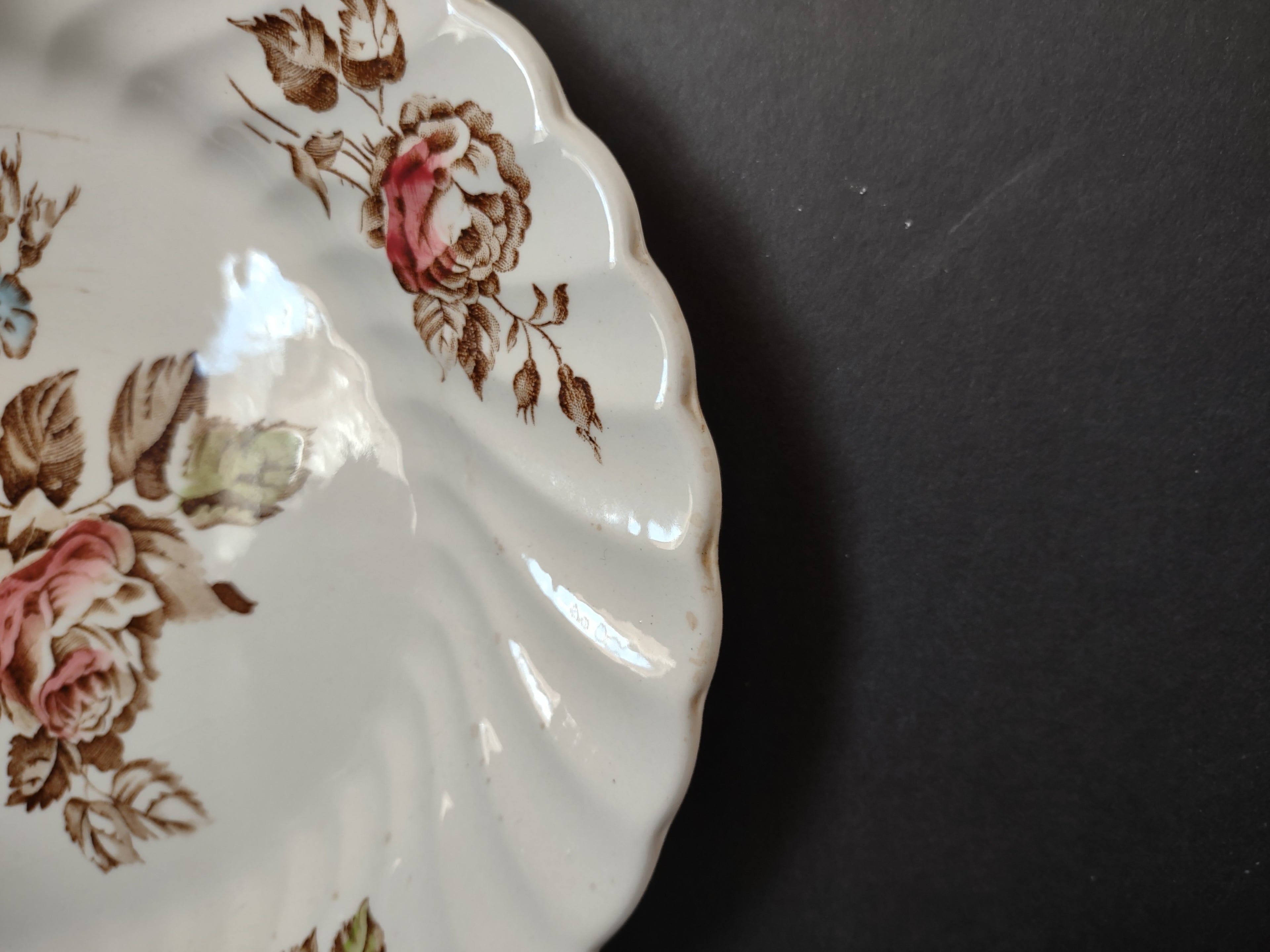 Johnson Brothers Staffordshire Bouquet Serving Platter CRAZING (lot 5597)