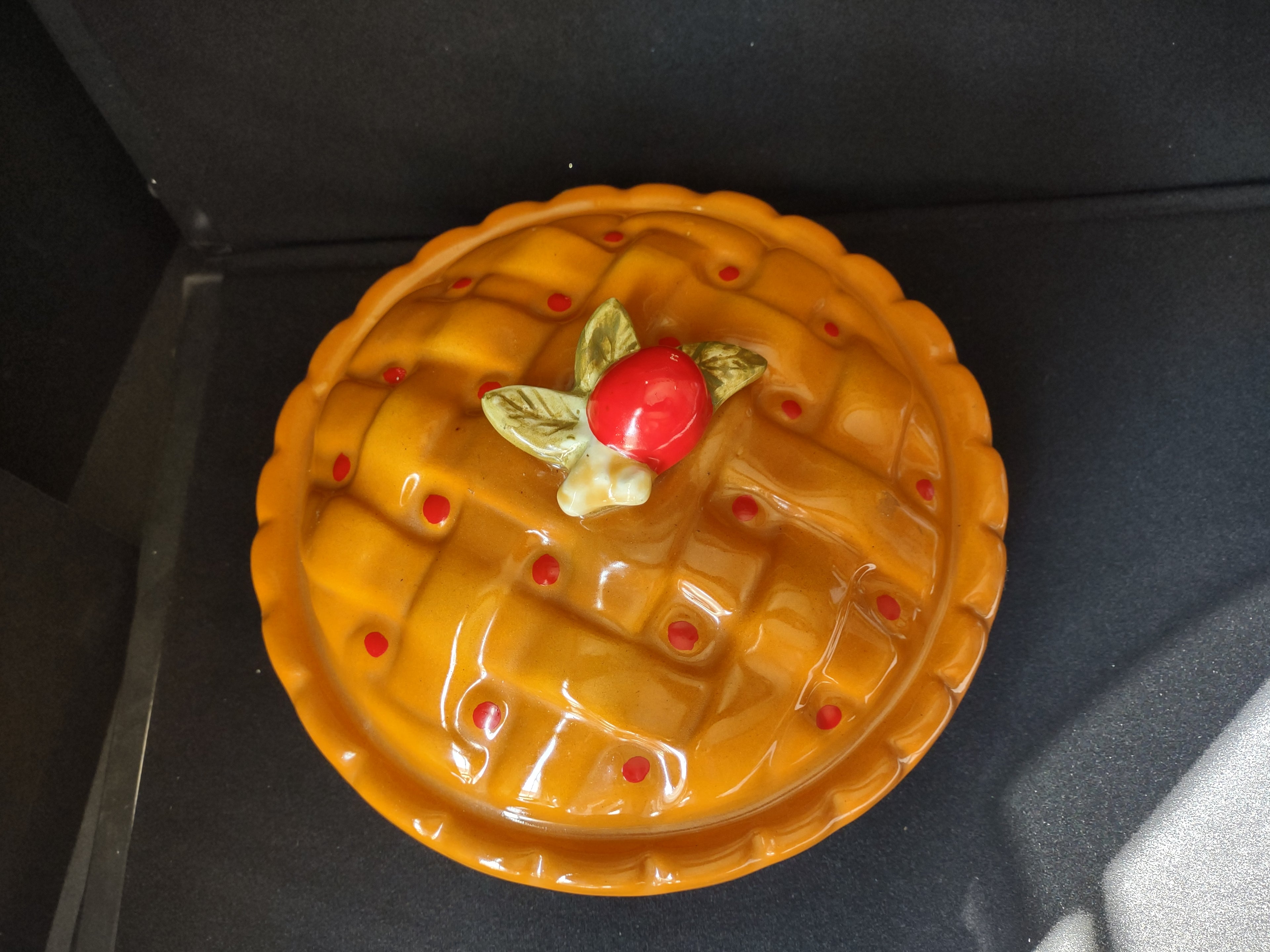 Vintage Ceramic Cherry Pie Saver Pan Holder 11" with Lid (lot 2223)