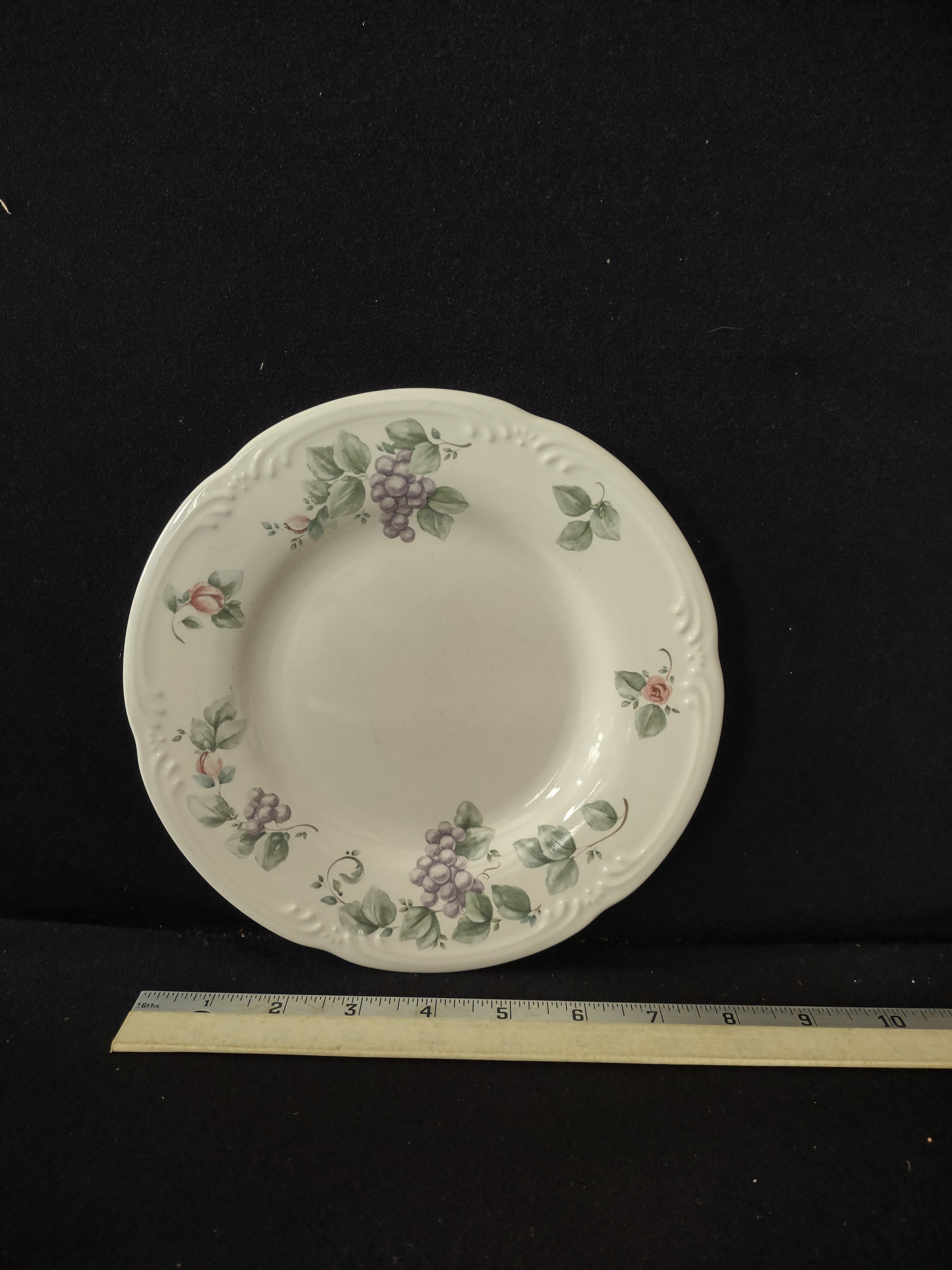 Vintage Pfaltzgraff Grapevine Dessert Plate x 2 Grape Some Scratches (Lot 3871)