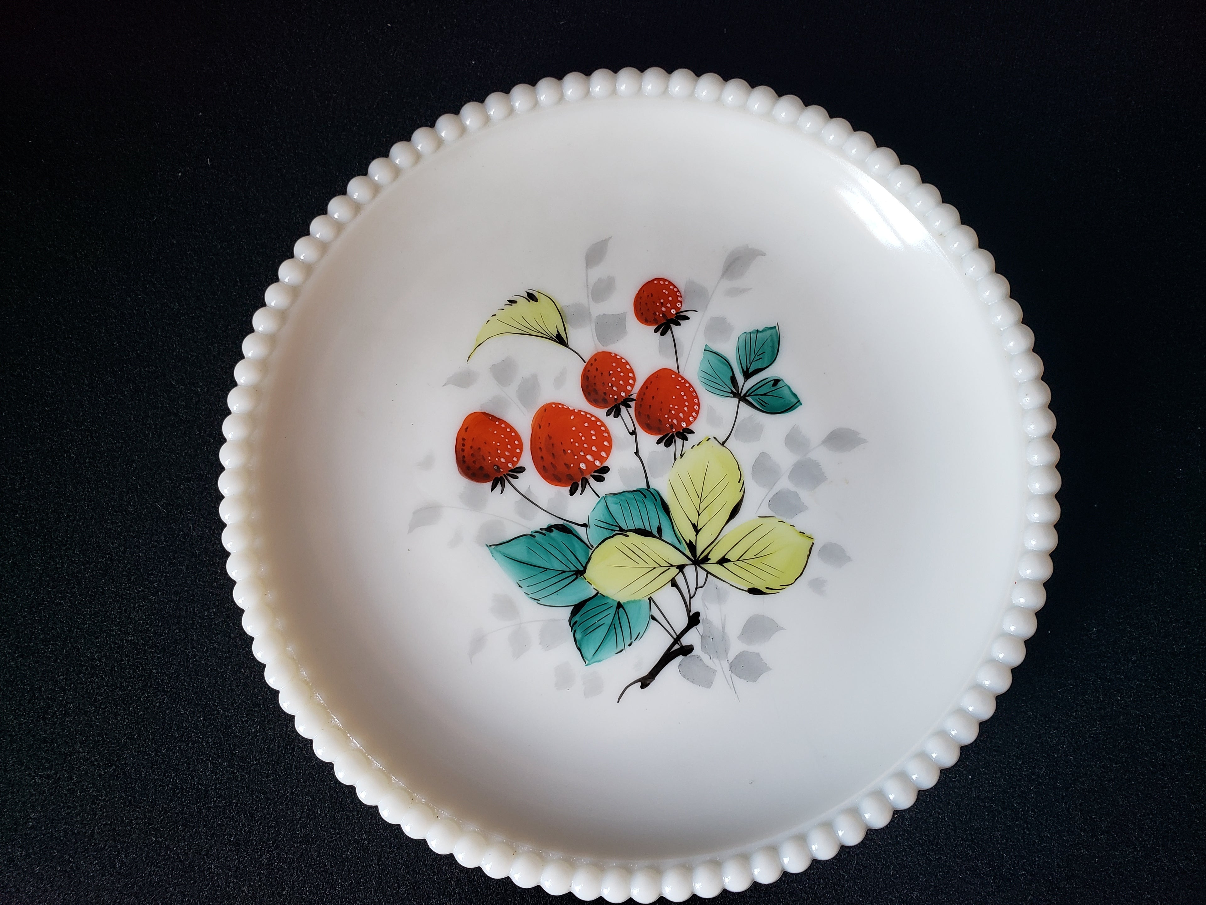 Vintage Westmoreland Strawberry Motif Milk Glass Dessert Plate (lot 2185)
