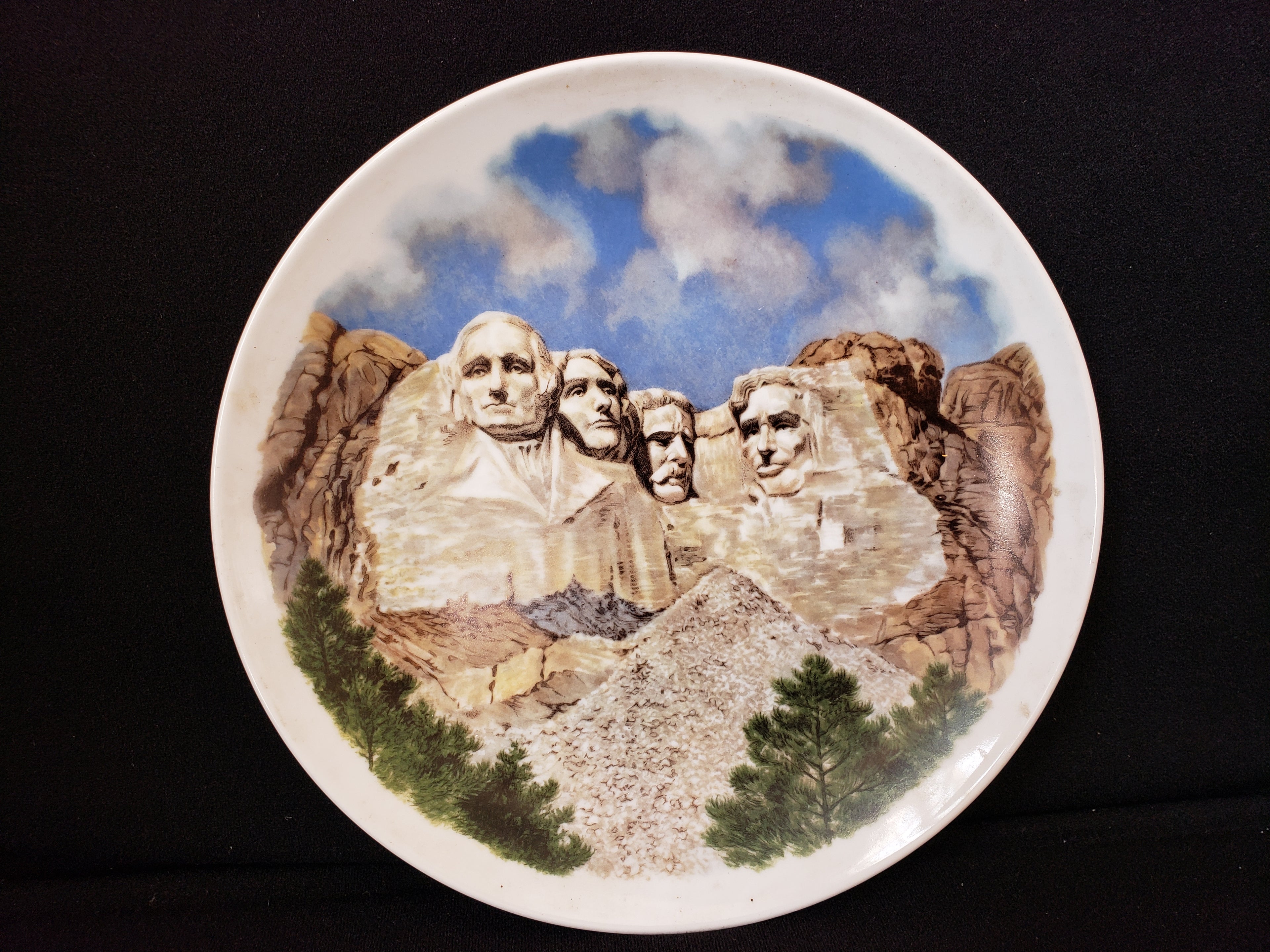 Decorative Collectible Patriotic Plate Mount Rushmore 8-1/2" (lot 2162)