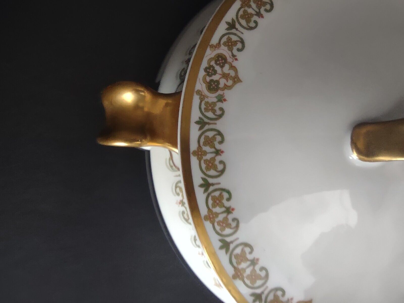 Haviland Limoges Round Soup Tureen Four Leaf Flower Green Red (lot 527)