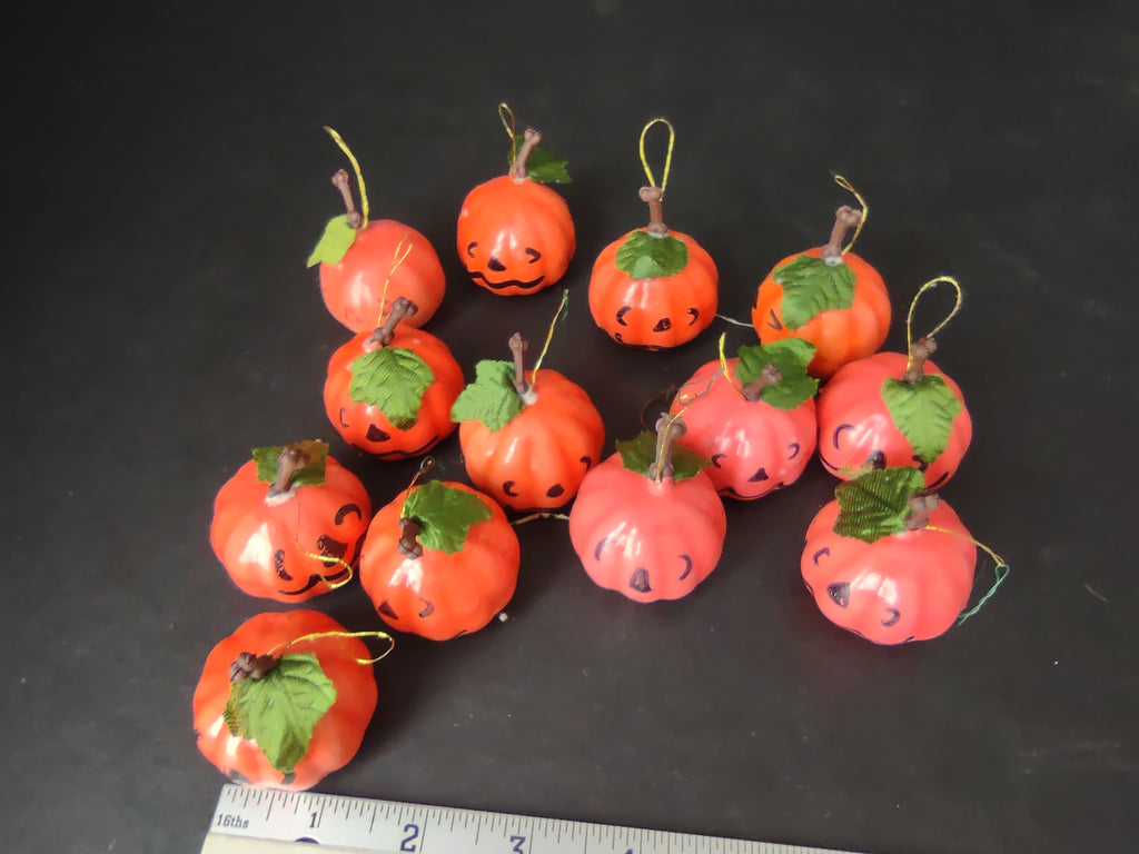 13 x Halloween Plastic Small Pumpkin Hanging Ornaments (lot 1144)
