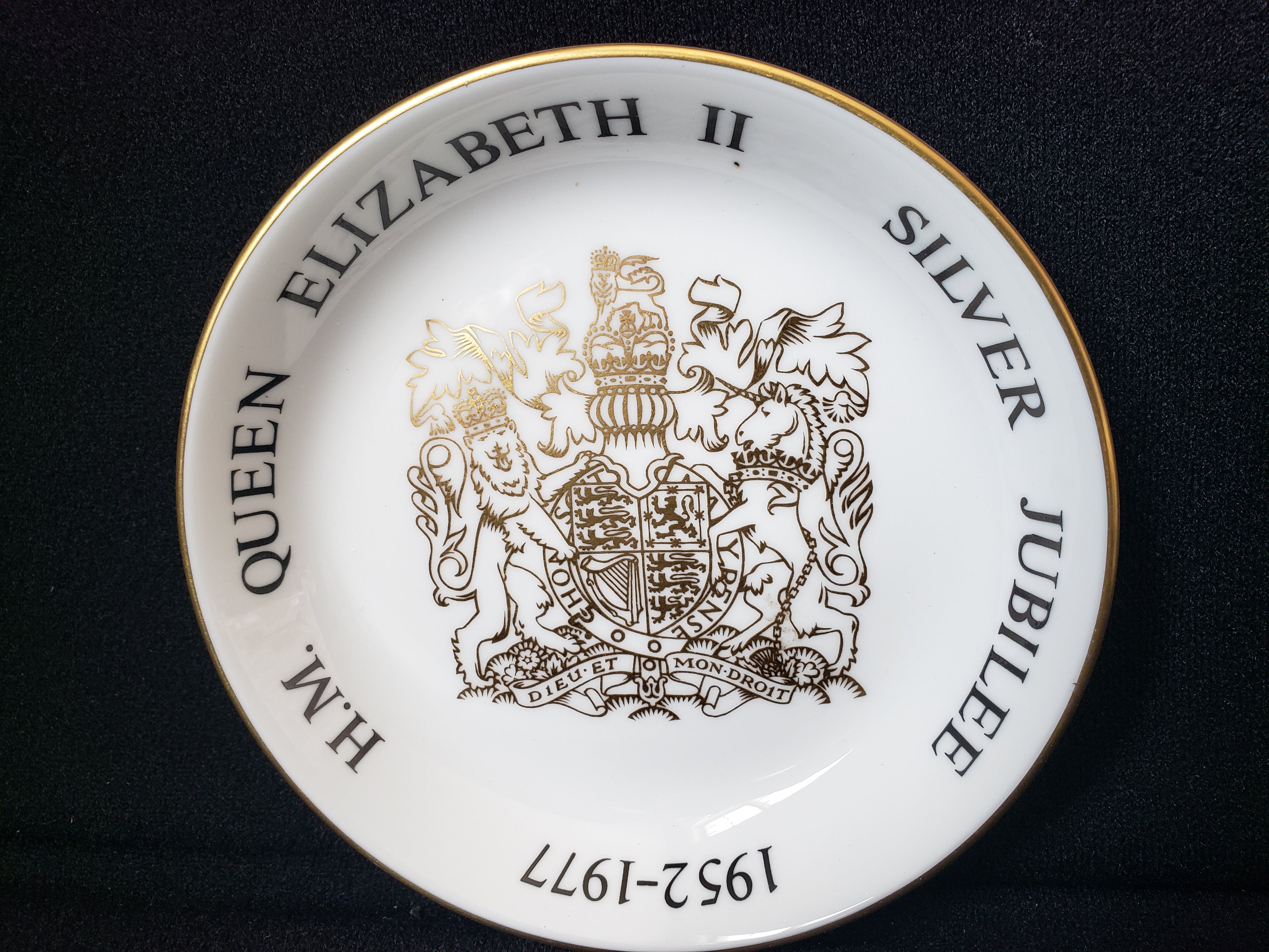Vintage Royal Worcester H.M. Queen Elizabeth II Jubilee Dish 4-1/2" (lot 2085)