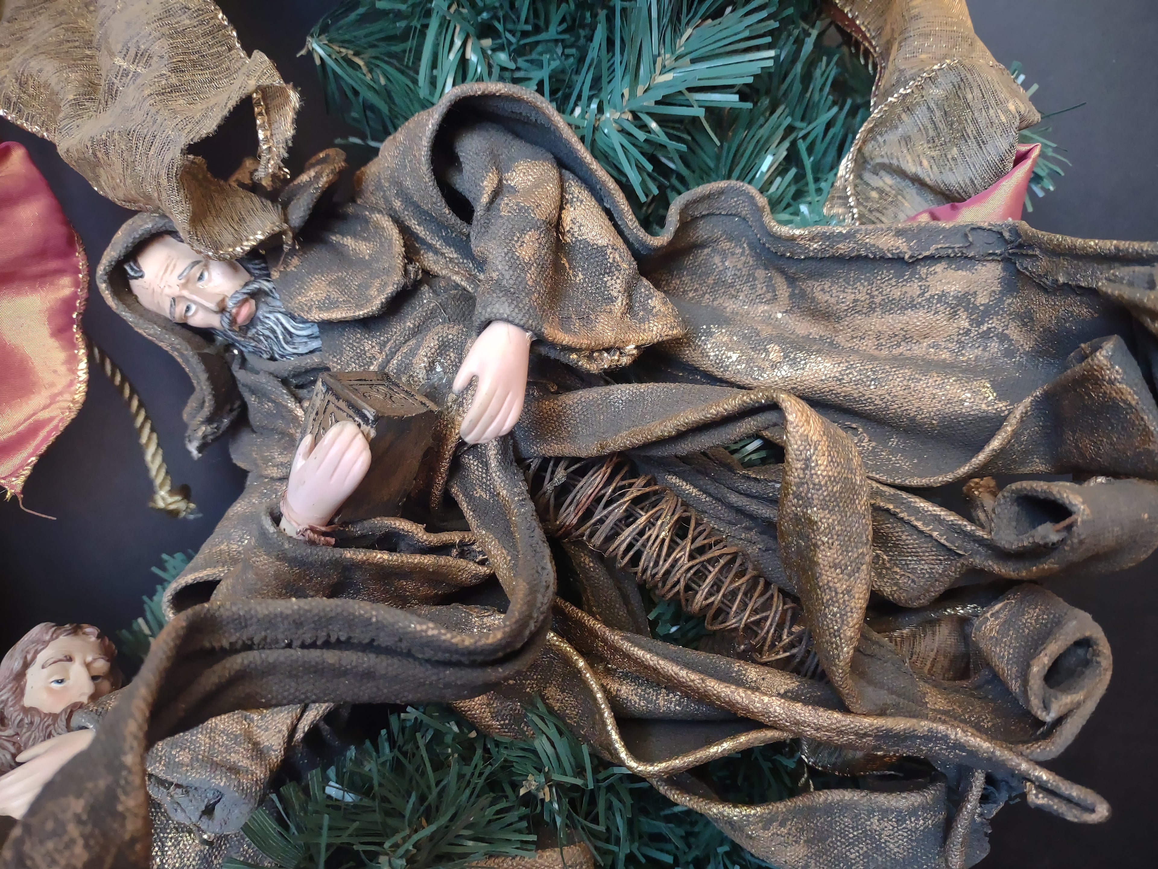 Vintage Artificial Christmas Wreath with Nativity Figurines (lot 1177)
