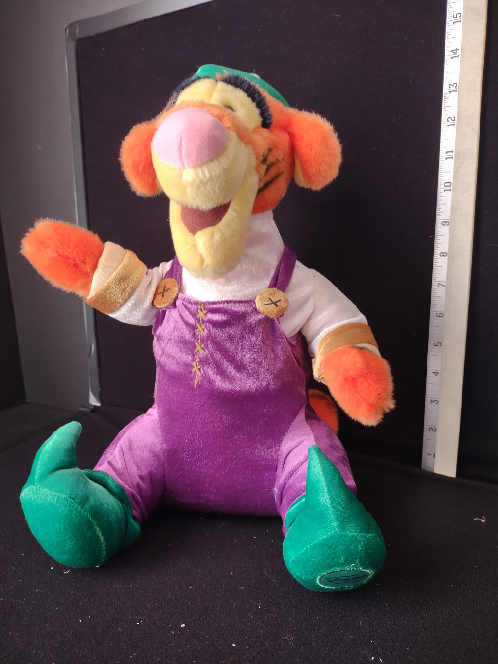 Christmas Disney Plush Stuffed Tigger Toy (lot 2361)