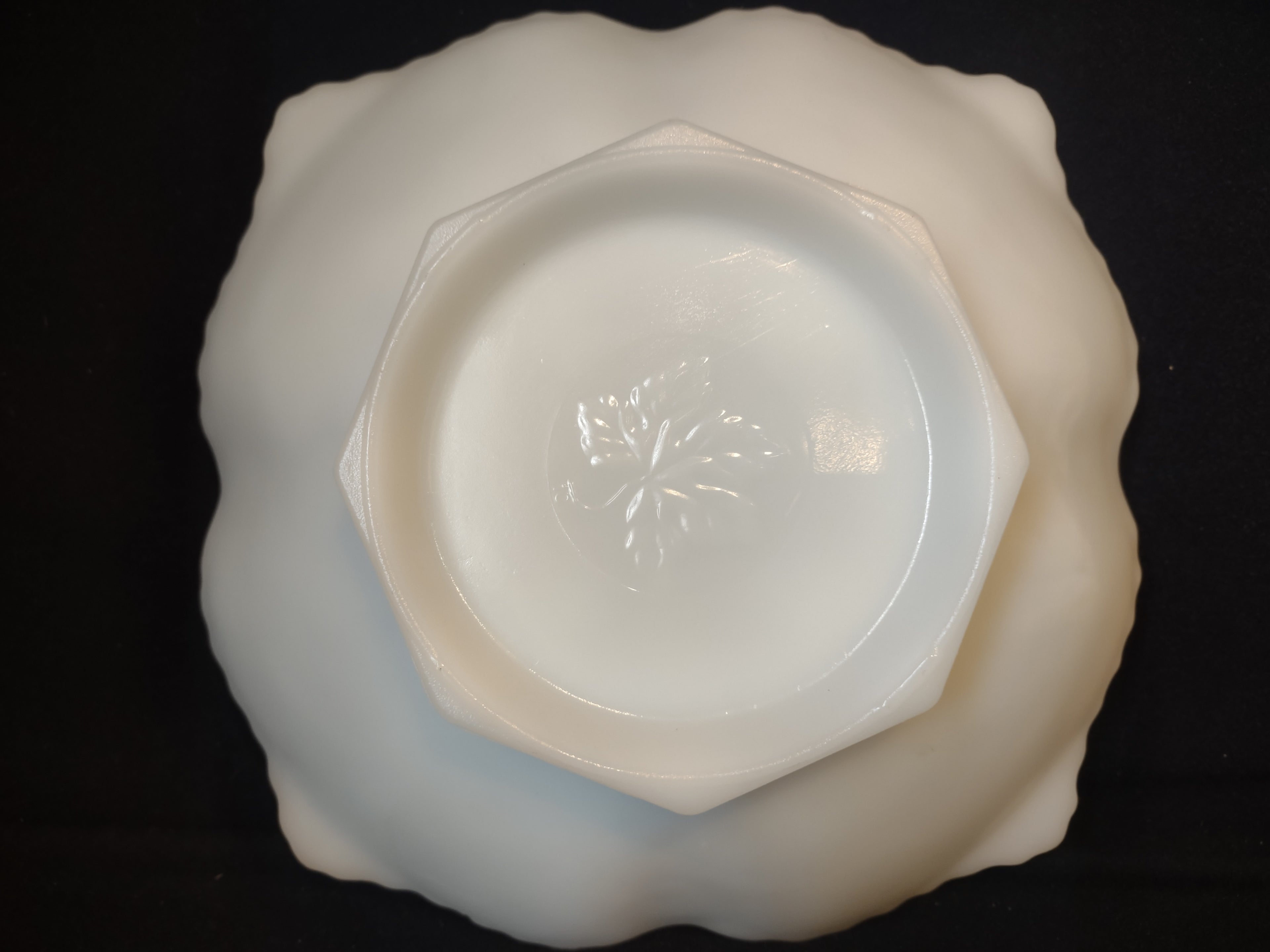 Vintage Milk Glass Grape Gold Trim Anchor Hocking Serving Platter (lot 2597c)
