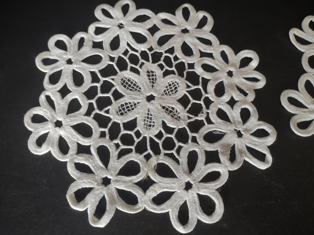 Set of 10 Snowflake Doilies 6" White (lot 1755)