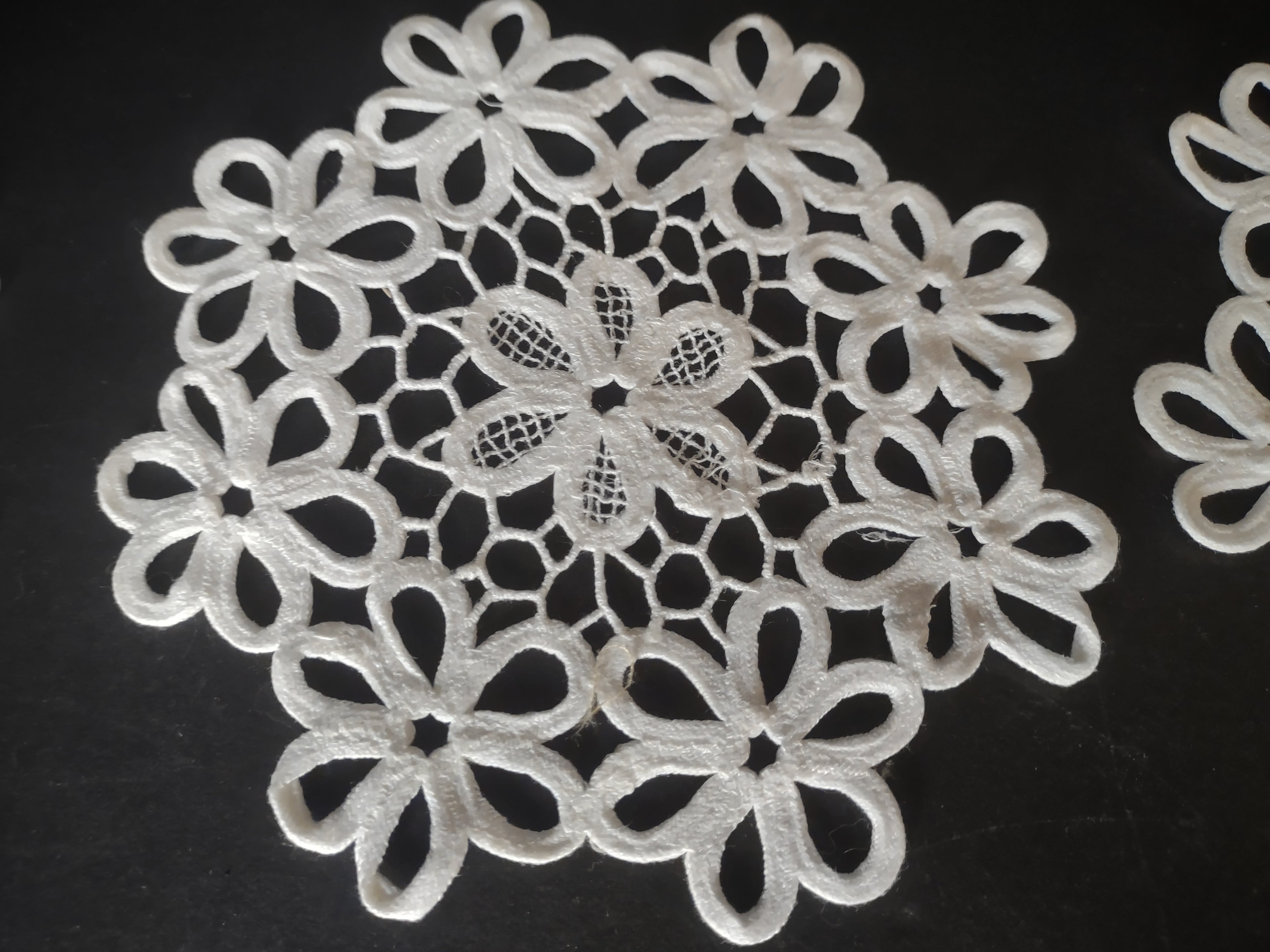 Set of 10 Snowflake Doilies 6" White (lot 1755)
