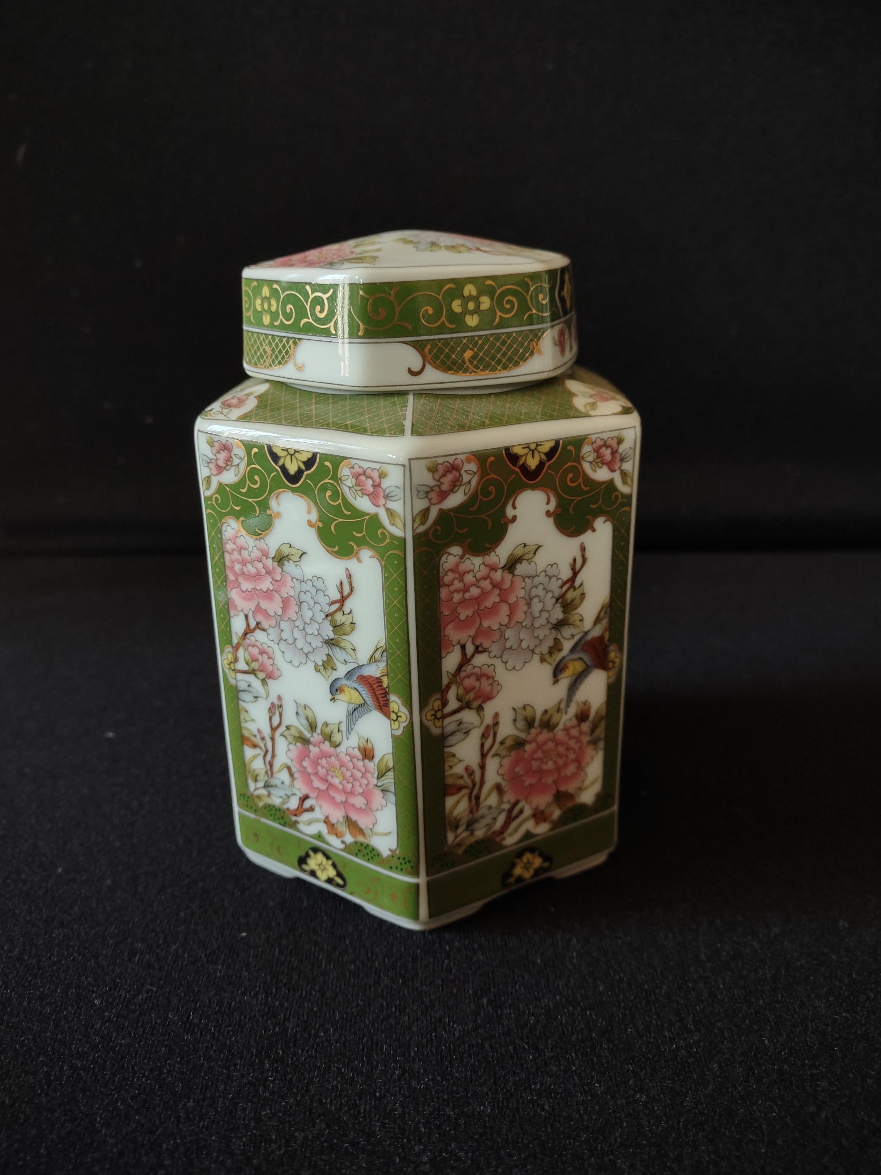 Oriental Garde Japan Tea Container Ceramic Pink Green (lot 5385)