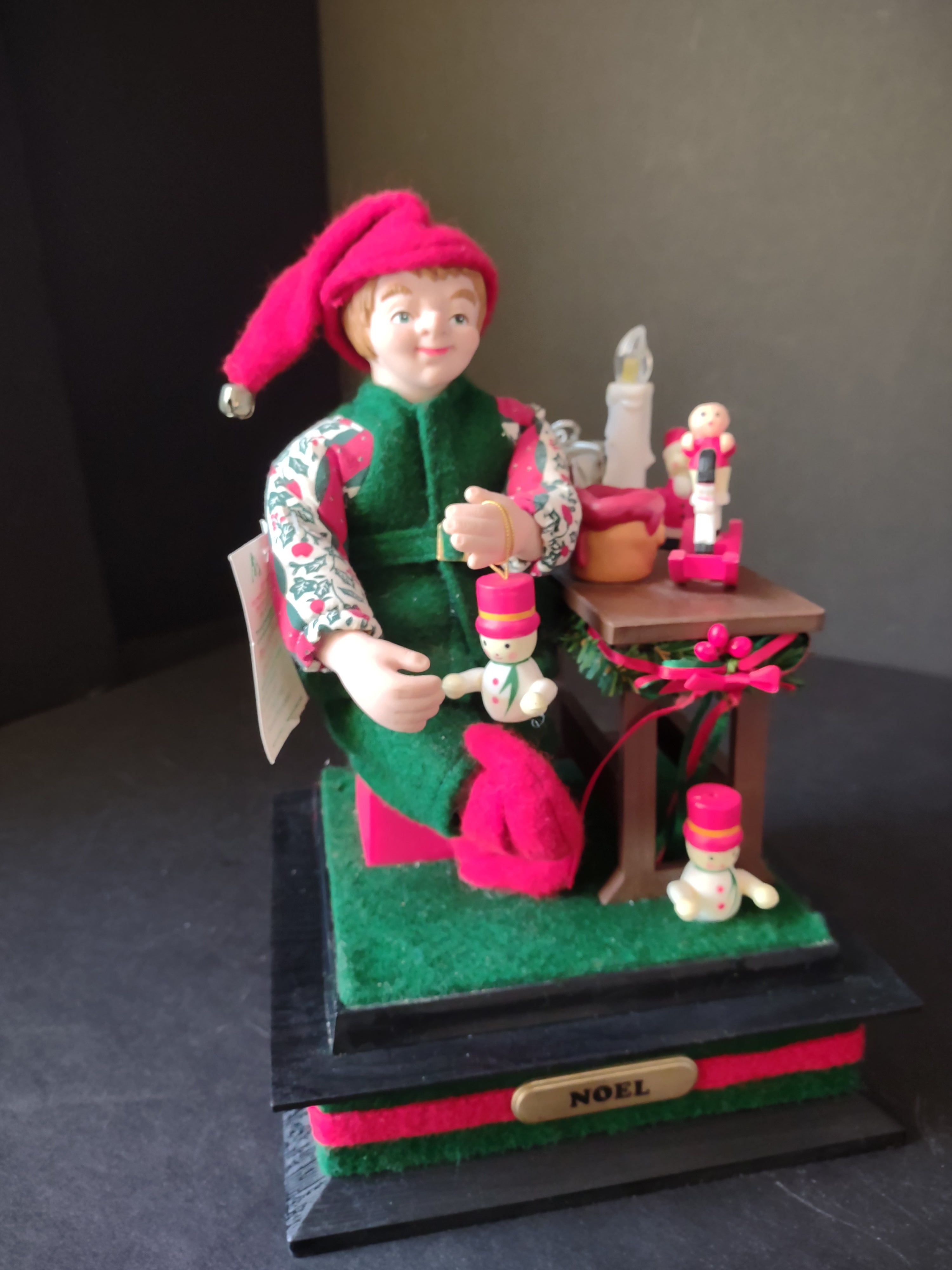 Vintage Christmas Musical Holiday Scene Plays Songs Elf (lot 1428)