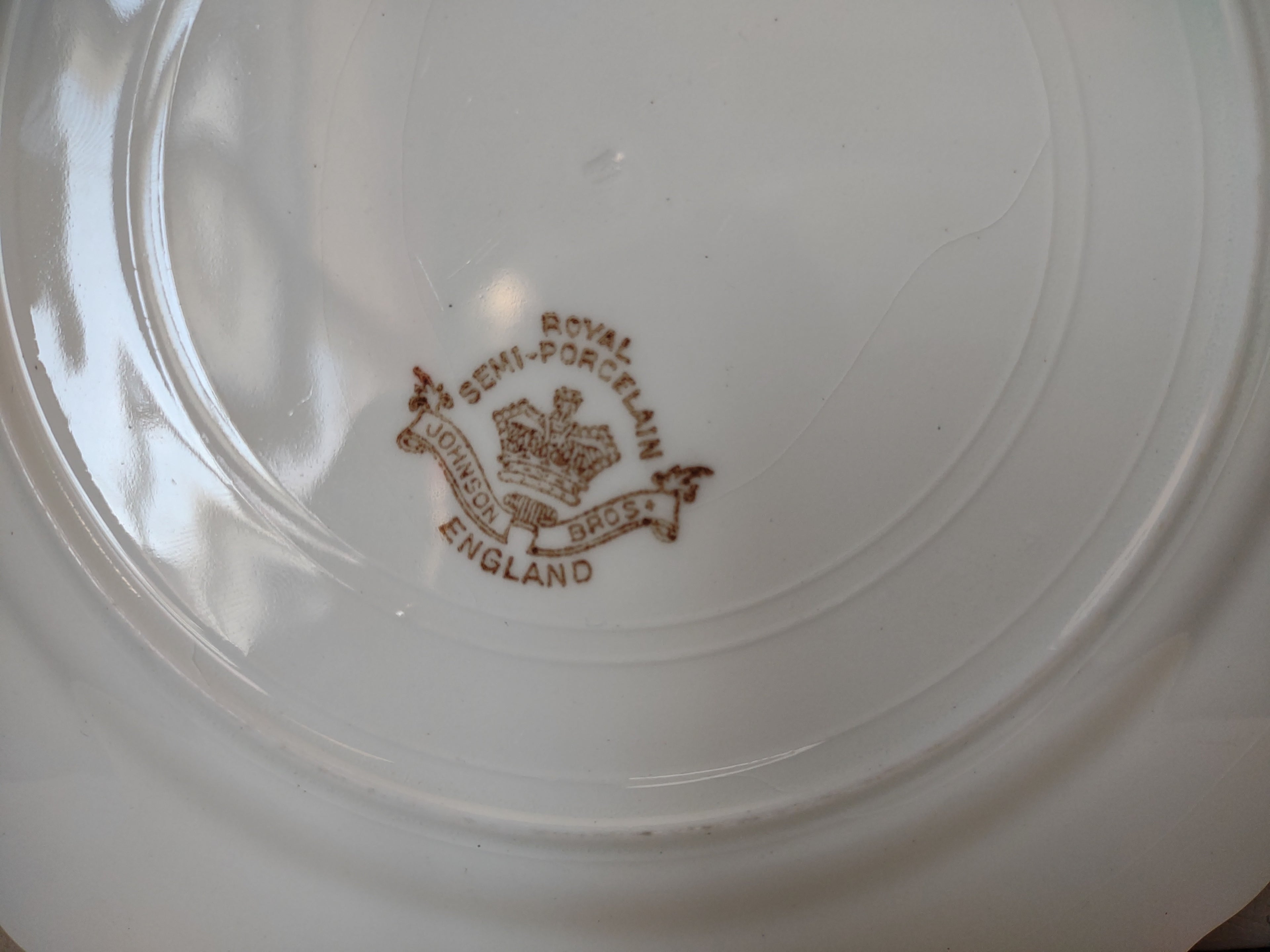 Vintage Johnson Bros Royal Semi-Porcelain White Embossed Dinner Plate [5904]