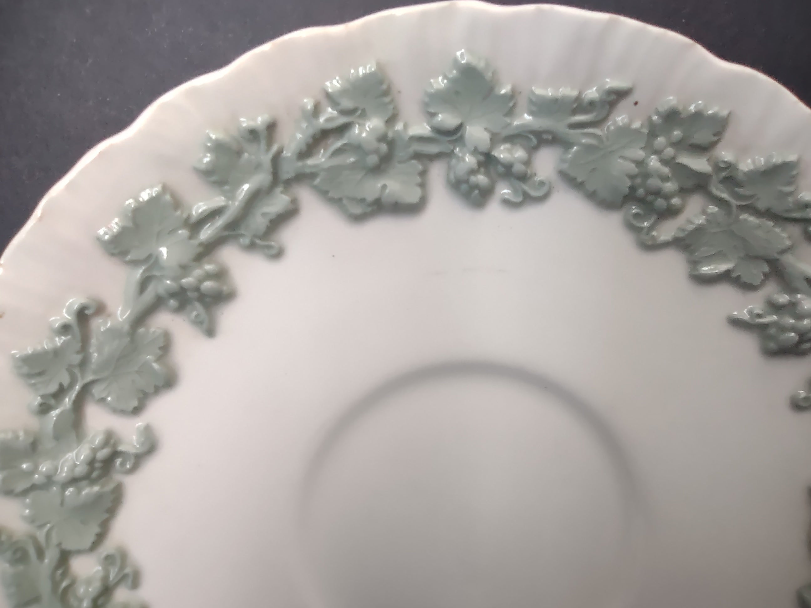 Vintage Wedgwood Embossed Queensware Saucer Ivy Leaf Garland Made in England [6029]