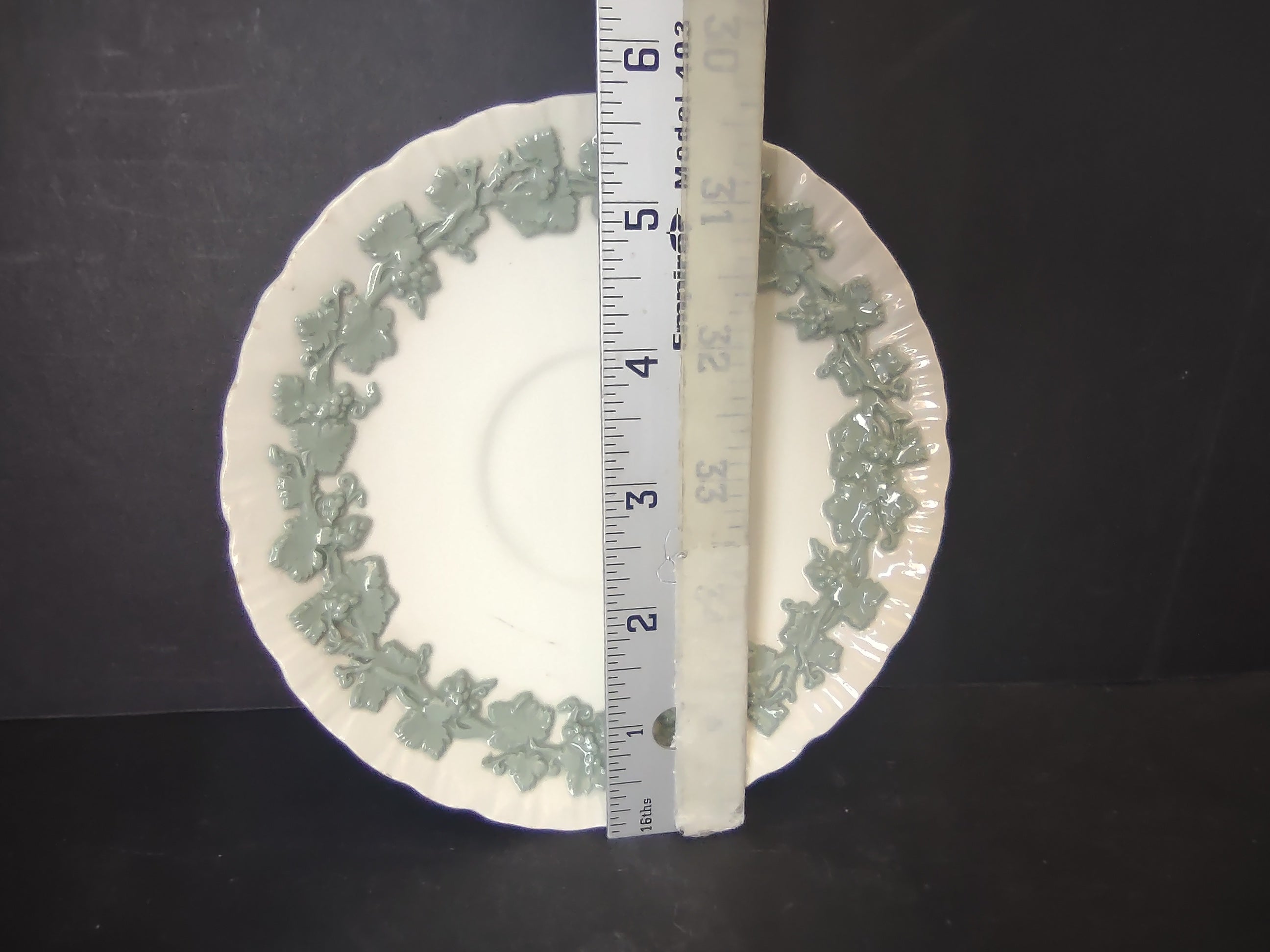 Vintage Wedgwood Embossed Queensware Saucer Ivy Leaf Garland Made in England [6029]