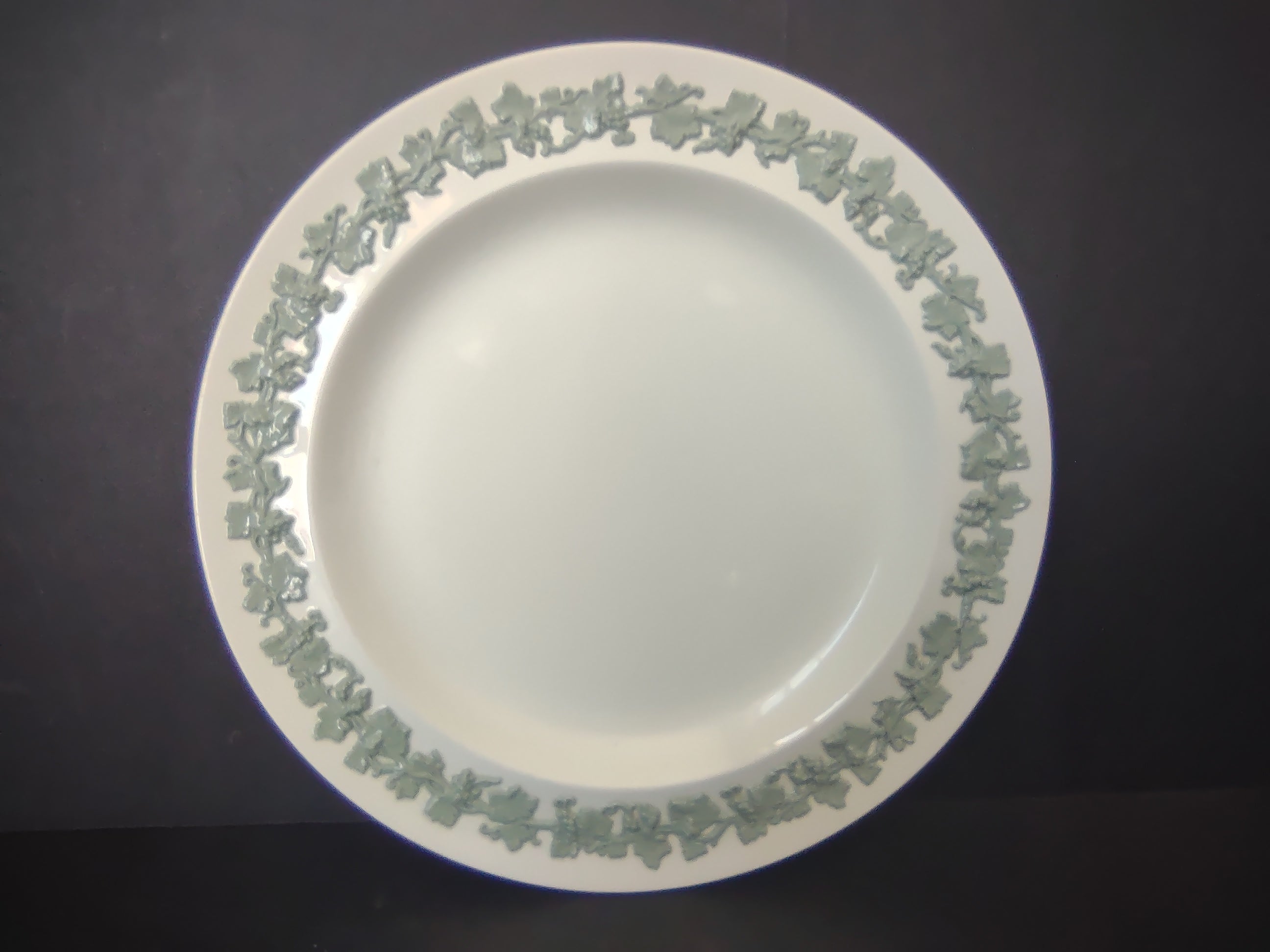 Vintage Wedgwood Queens Ware Embossed Ivy Sage Green 8" Plate [6022]