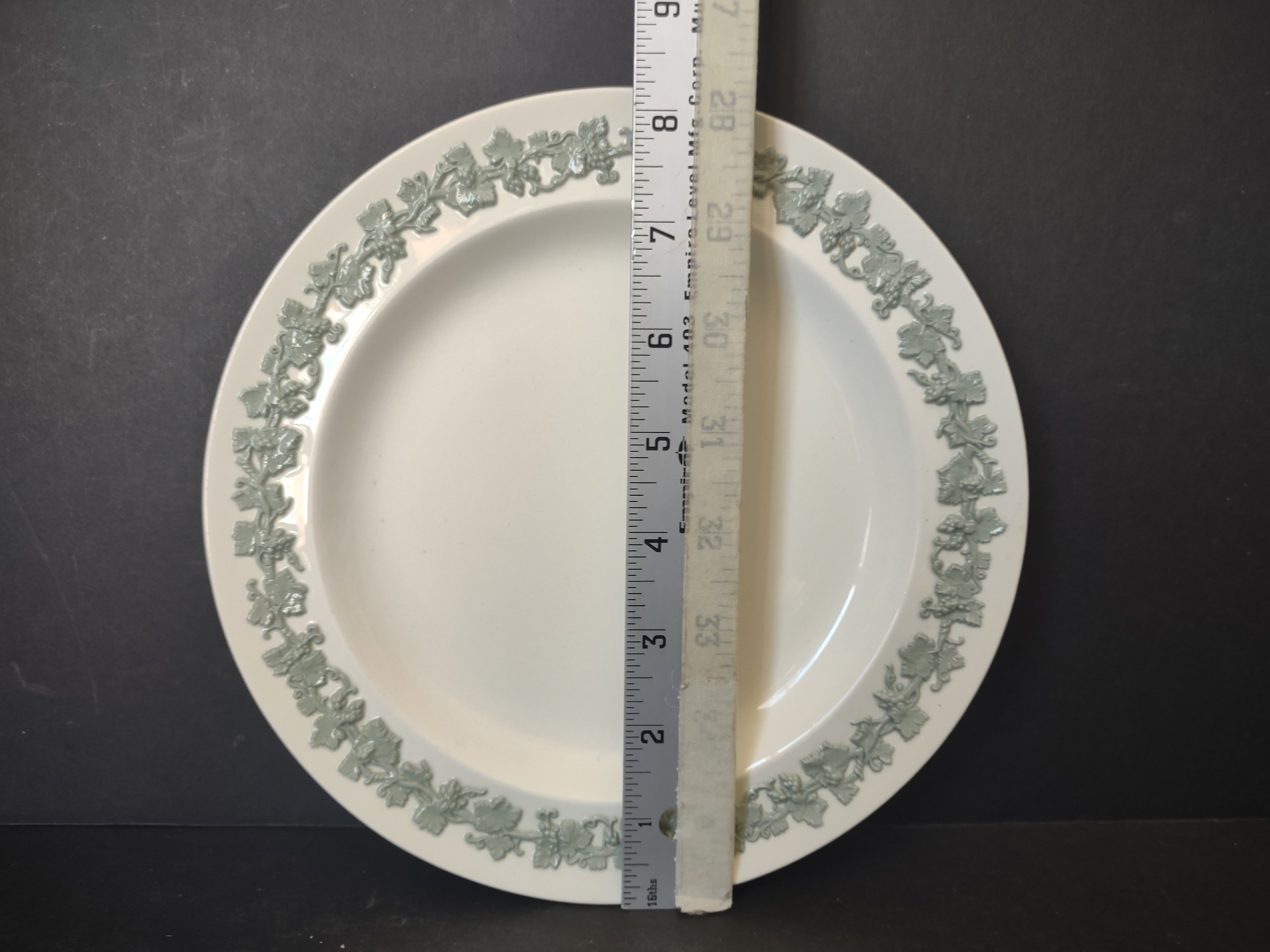 Vintage Wedgwood Queens Ware Embossed Ivy Sage Green 8" Plate [6022]