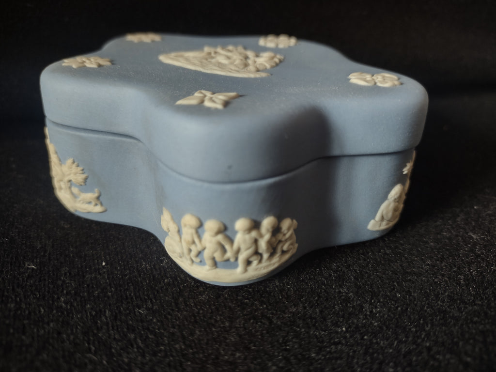 Vintage Wedgwood Blue Jasperware Star Trinket Box Classical Figures Cherubs [6027]