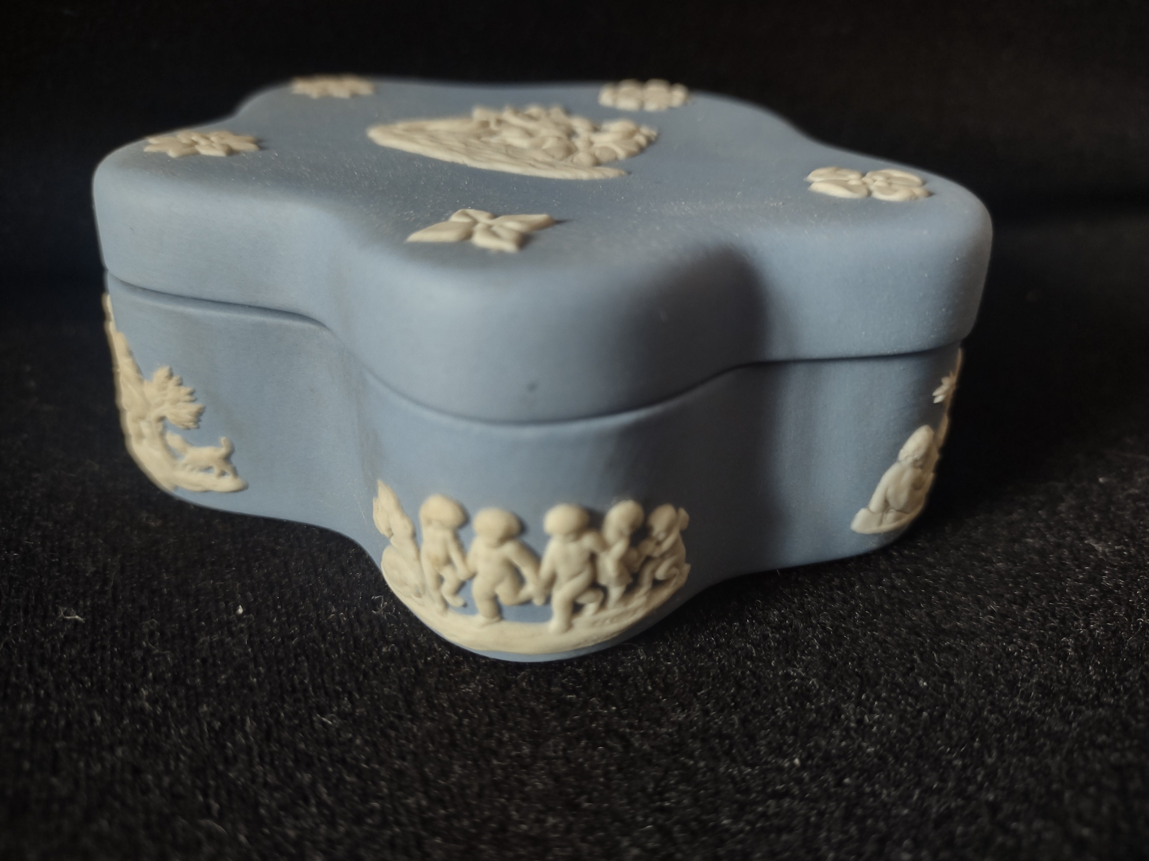 Vintage Wedgwood Blue Jasperware Star Trinket Box Classical Figures Cherubs [6027]