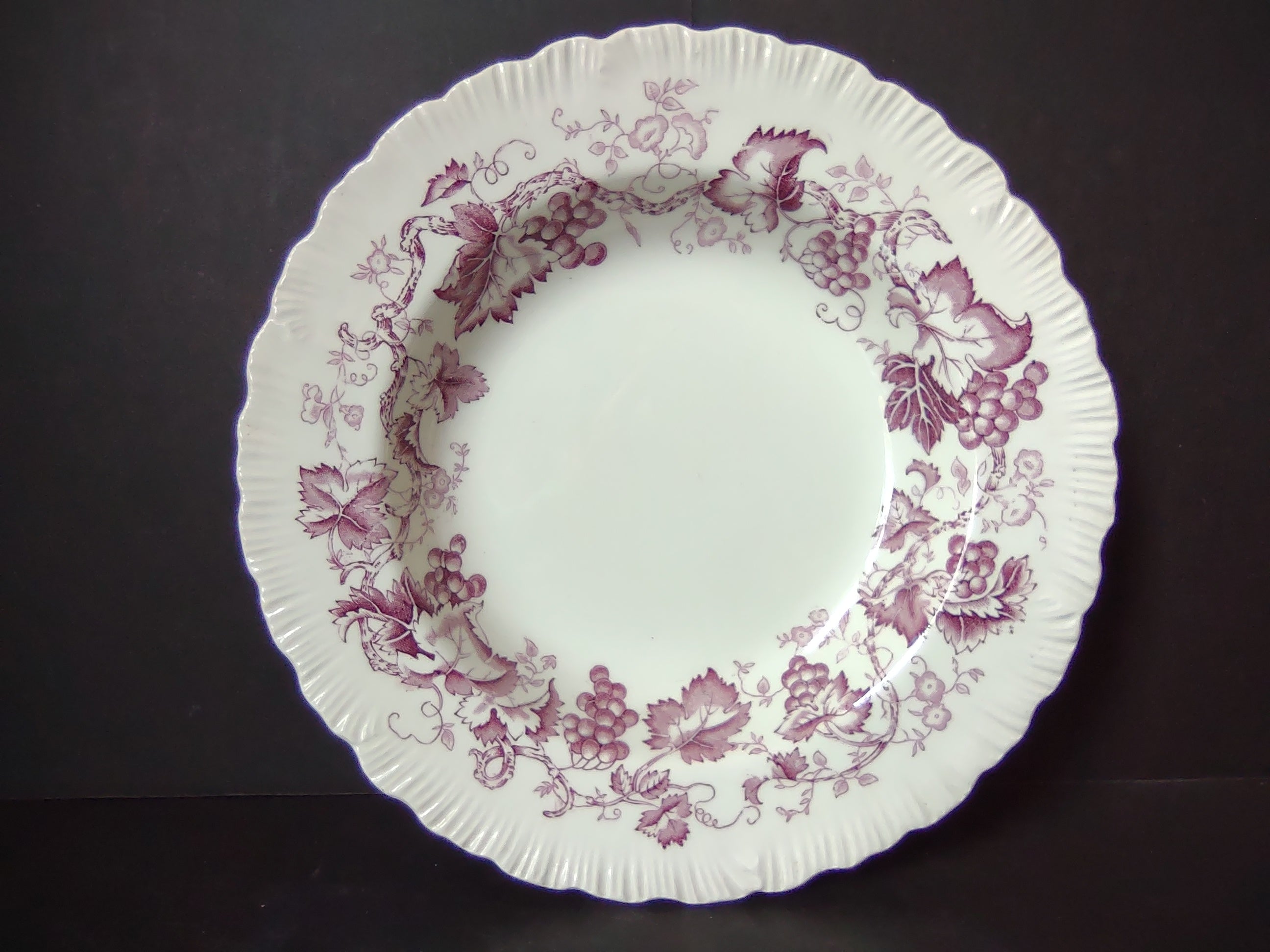 Vintage Wedgwood Old Vine Purple Transferware Scalloped Plate 9"CHIP [6091]