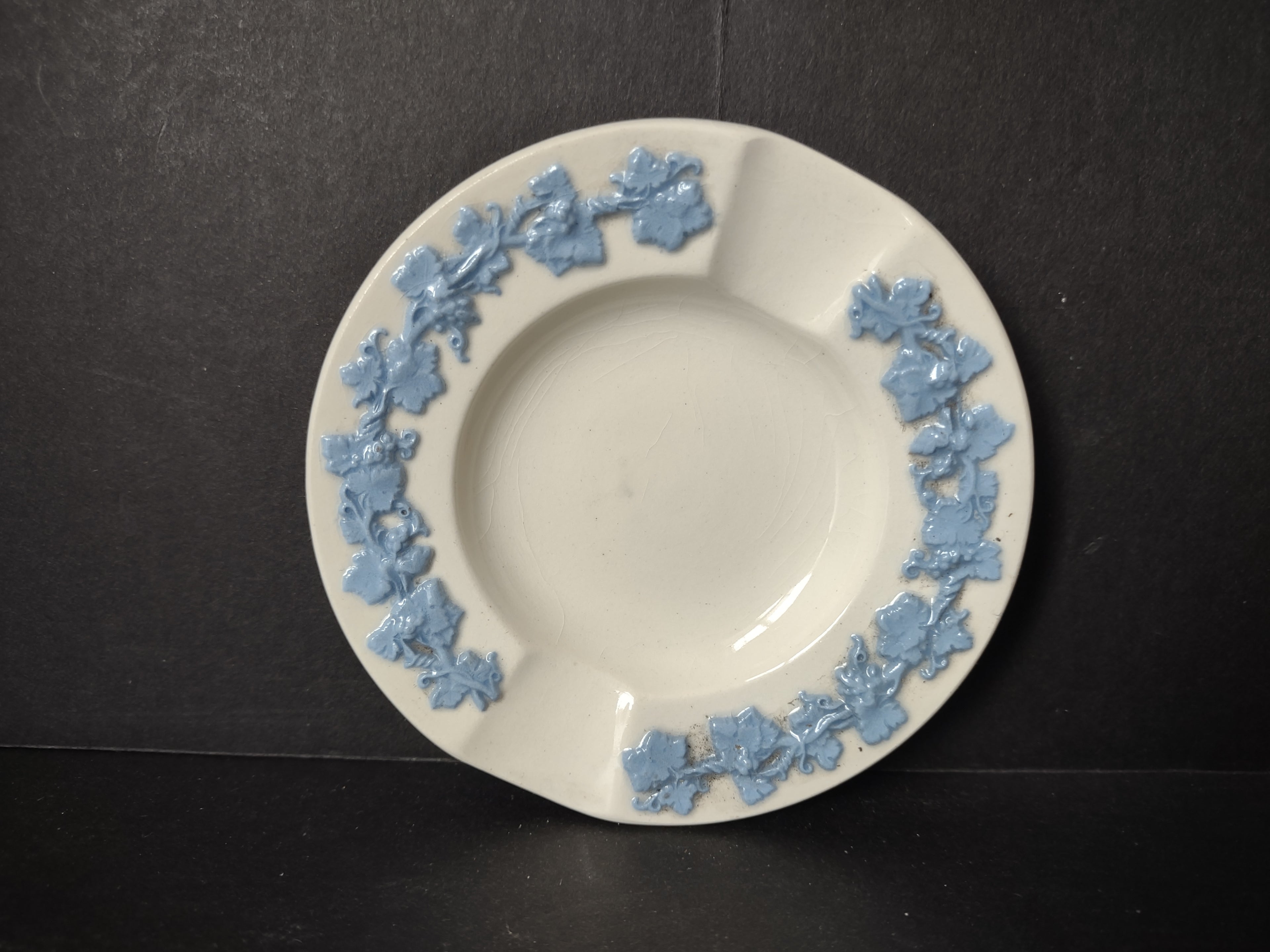 Vintage Wedgwood Embossed Queen's Ware Blue Grape Vine Ashtray Etruria [6083]