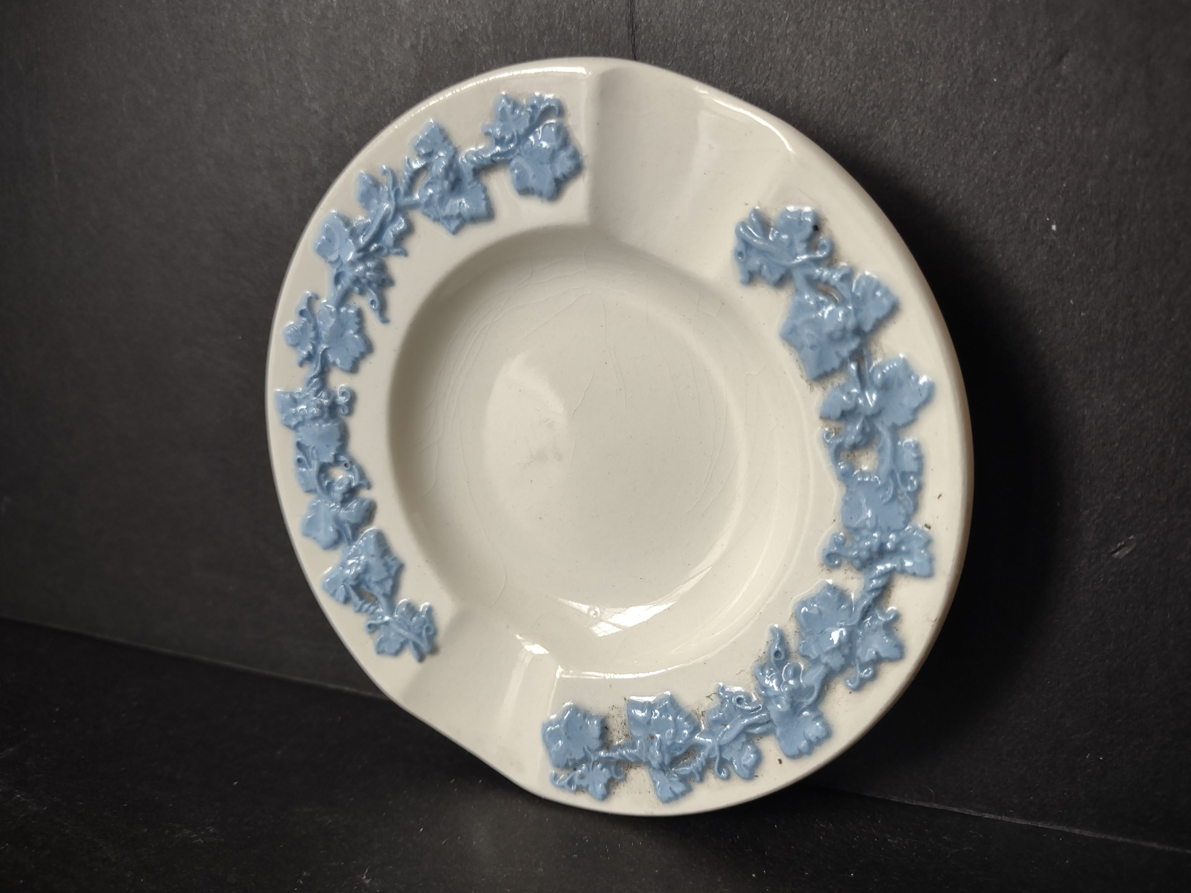 Vintage Wedgwood Embossed Queen's Ware Blue Grape Vine Ashtray Etruria [6083]