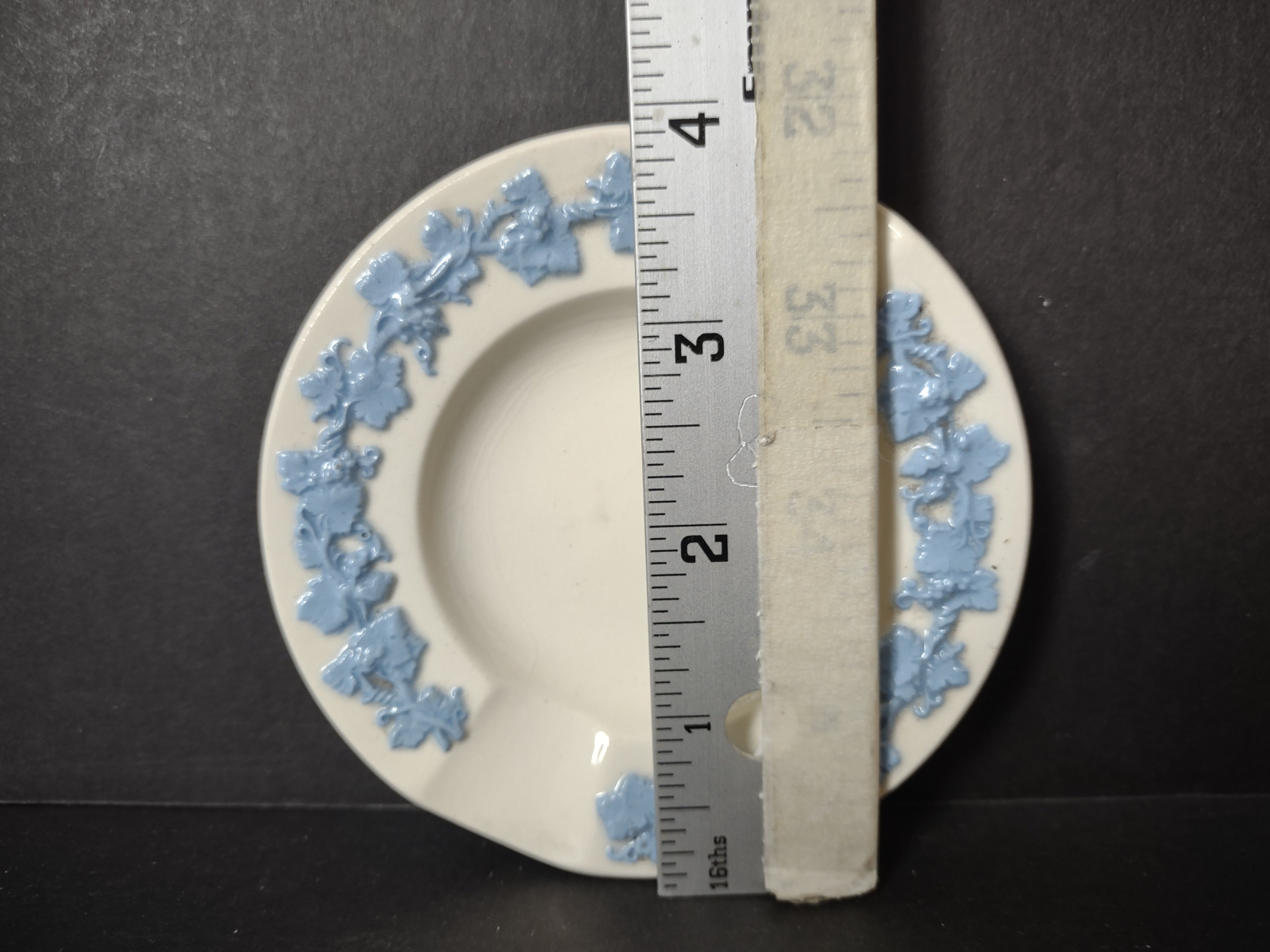 Vintage Wedgwood Embossed Queen's Ware Blue Grape Vine Ashtray Etruria [6083]