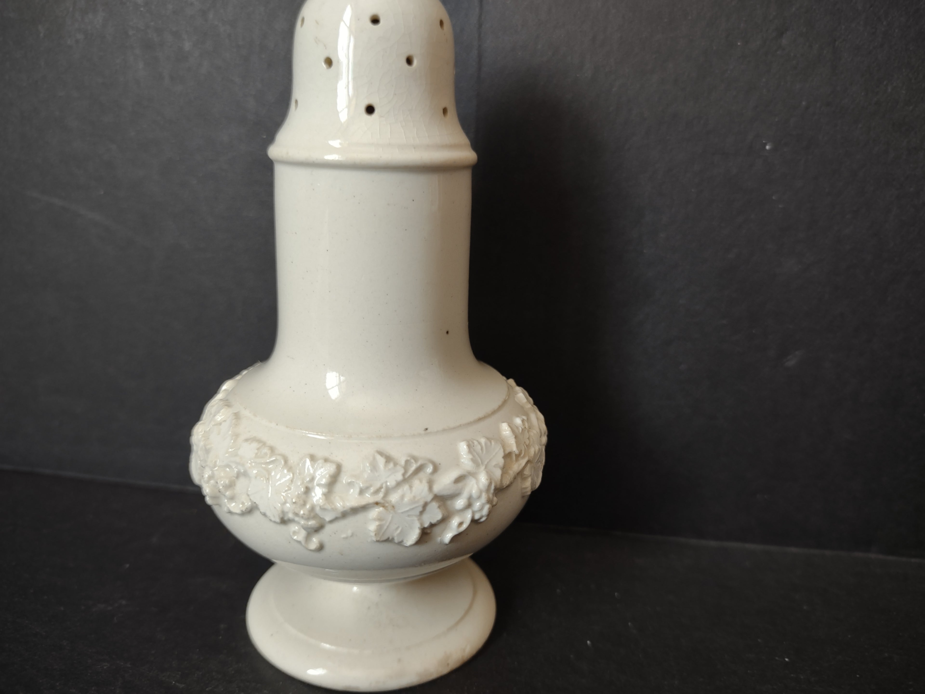 Vintage Wedgwood Embossed Queen's Ware Cream Salt OR Pepper Shaker [6082]