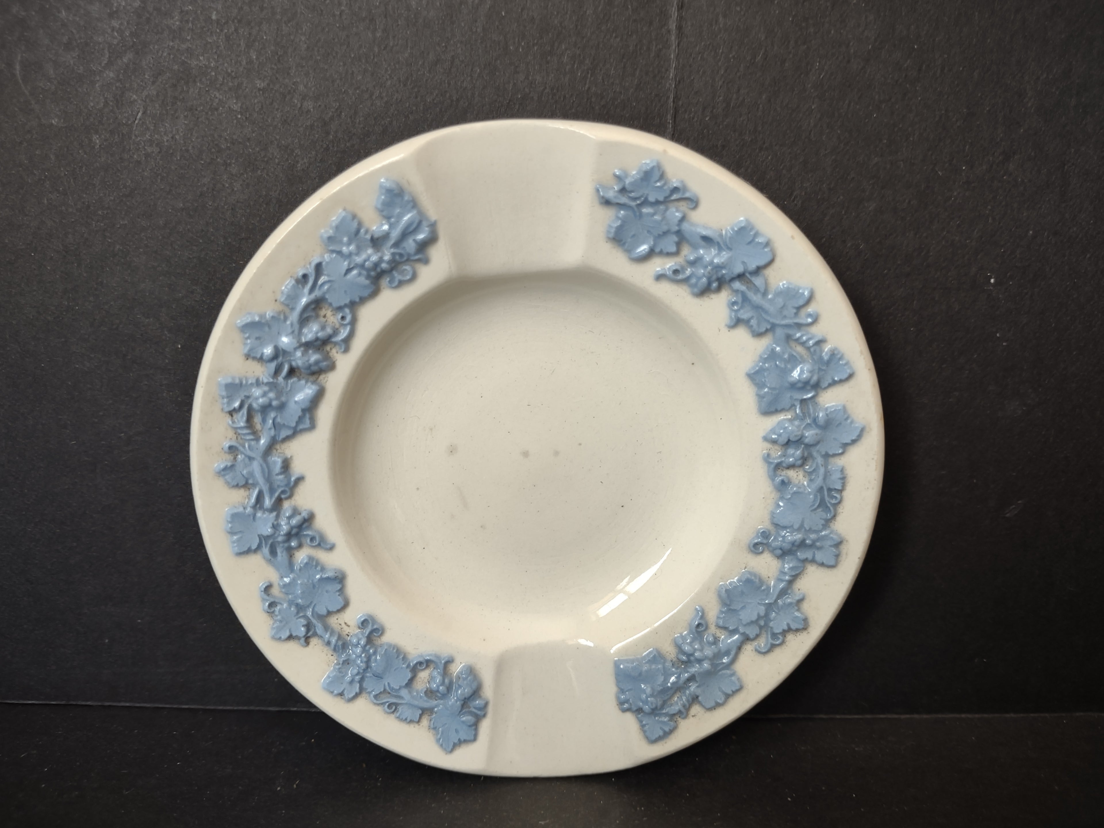 Vintage Wedgwood Embossed Queen's Ware Blue Grape Vine Ashtray England [6081]