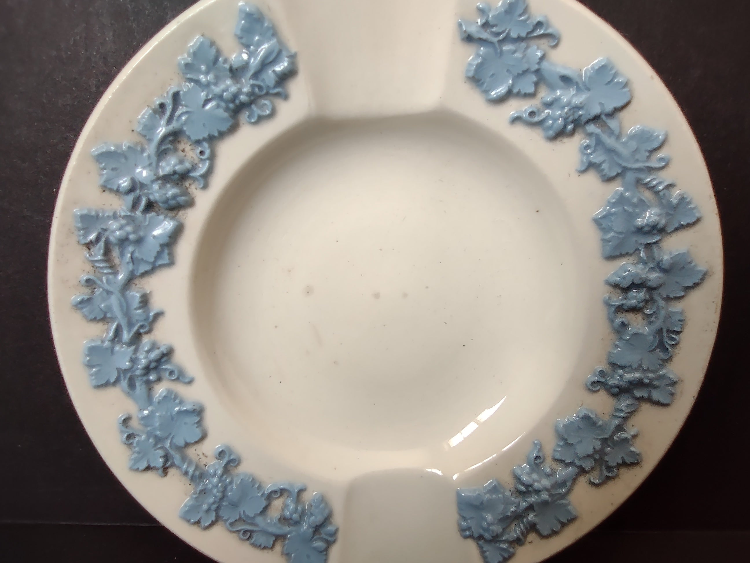 Vintage Wedgwood Embossed Queen's Ware Blue Grape Vine Ashtray England [6081]