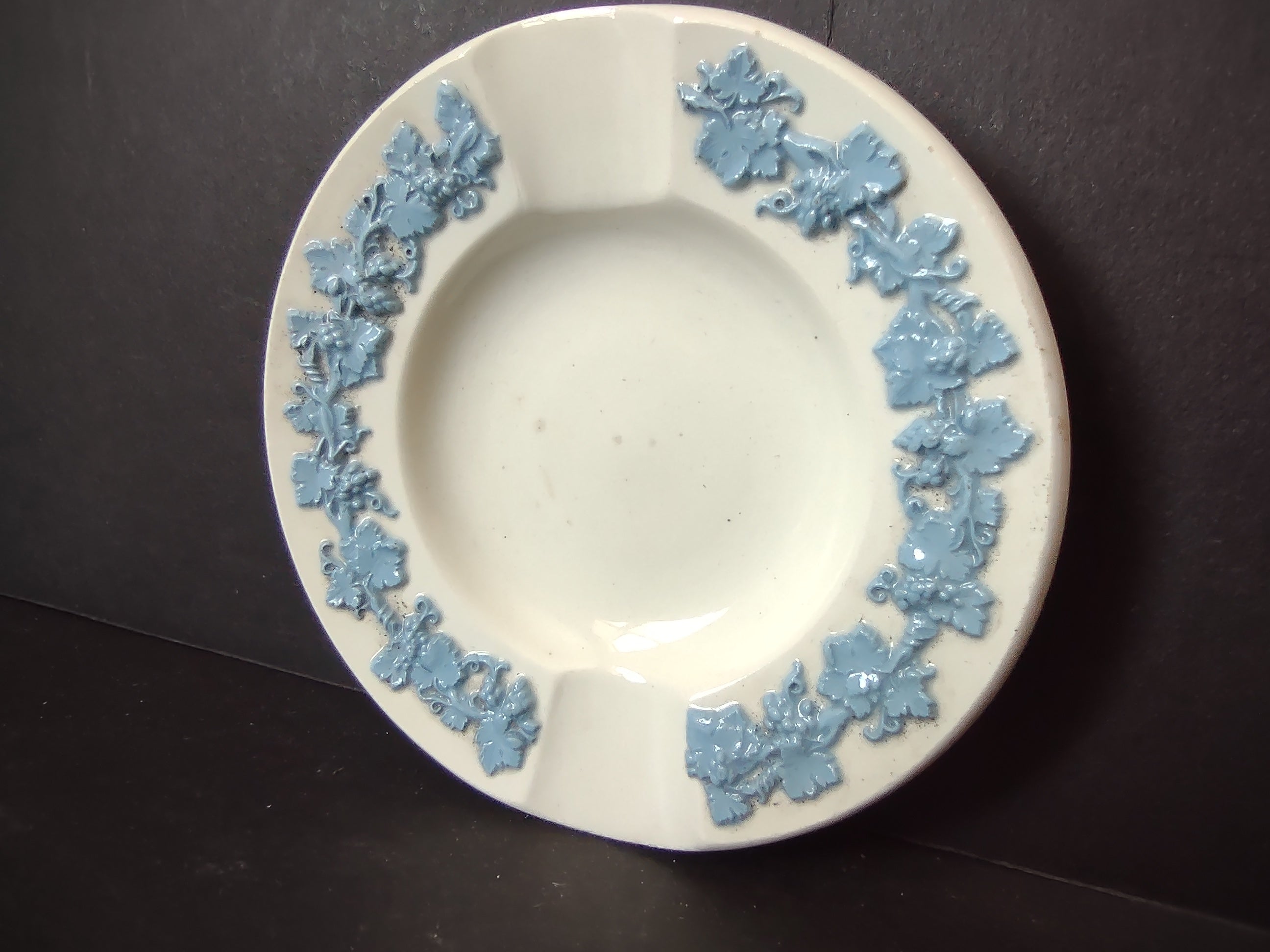 Vintage Wedgwood Embossed Queen's Ware Blue Grape Vine Ashtray England [6081]