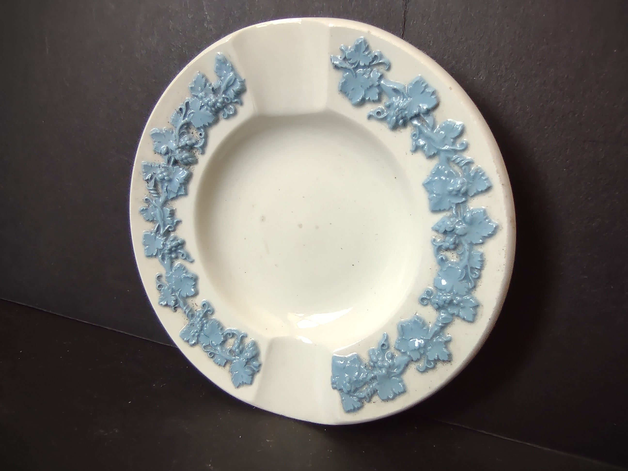Vintage Wedgwood Embossed Queen's Ware Blue Grape Vine Ashtray England [6081]