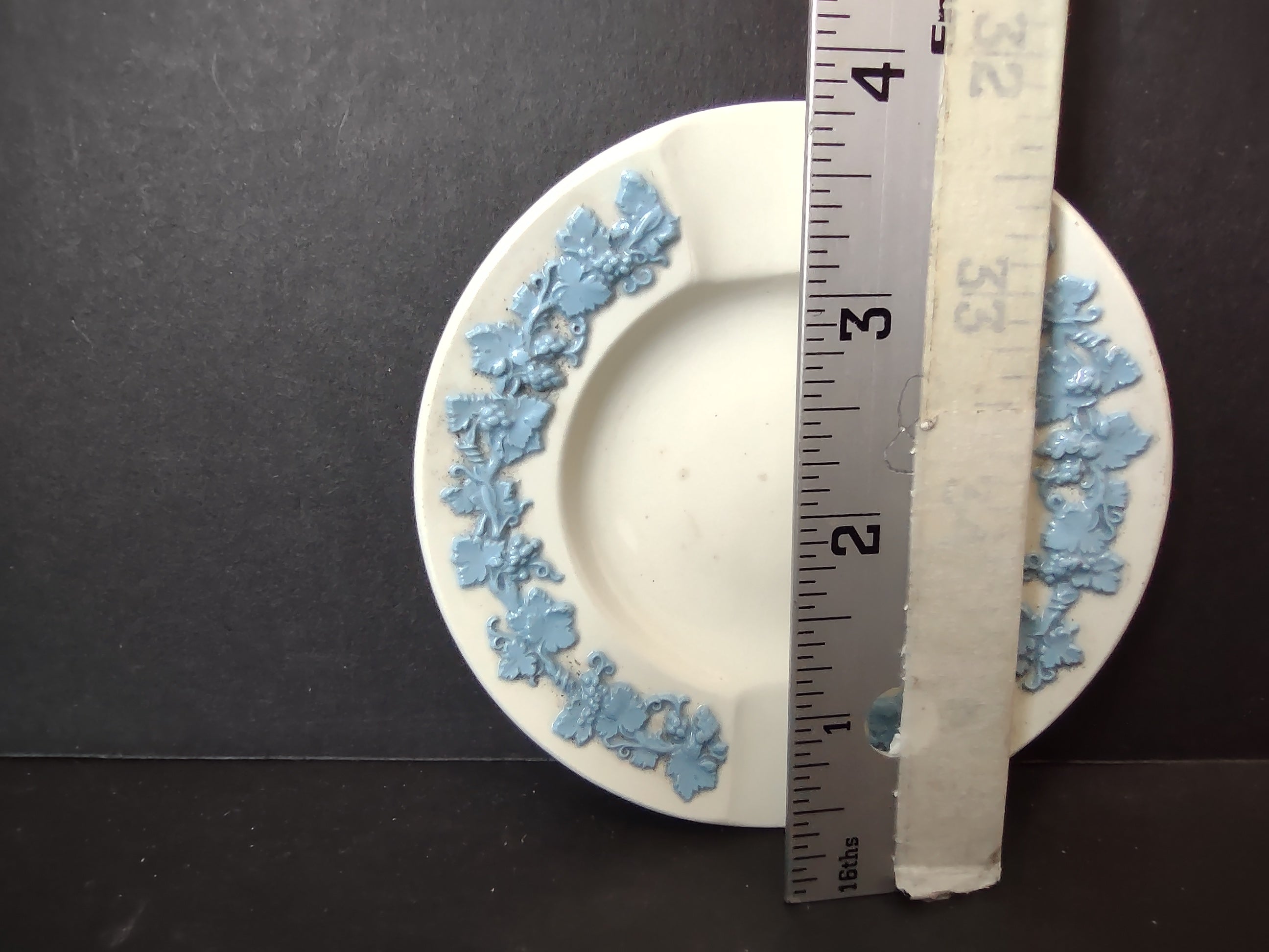 Vintage Wedgwood Embossed Queen's Ware Blue Grape Vine Ashtray England [6081]
