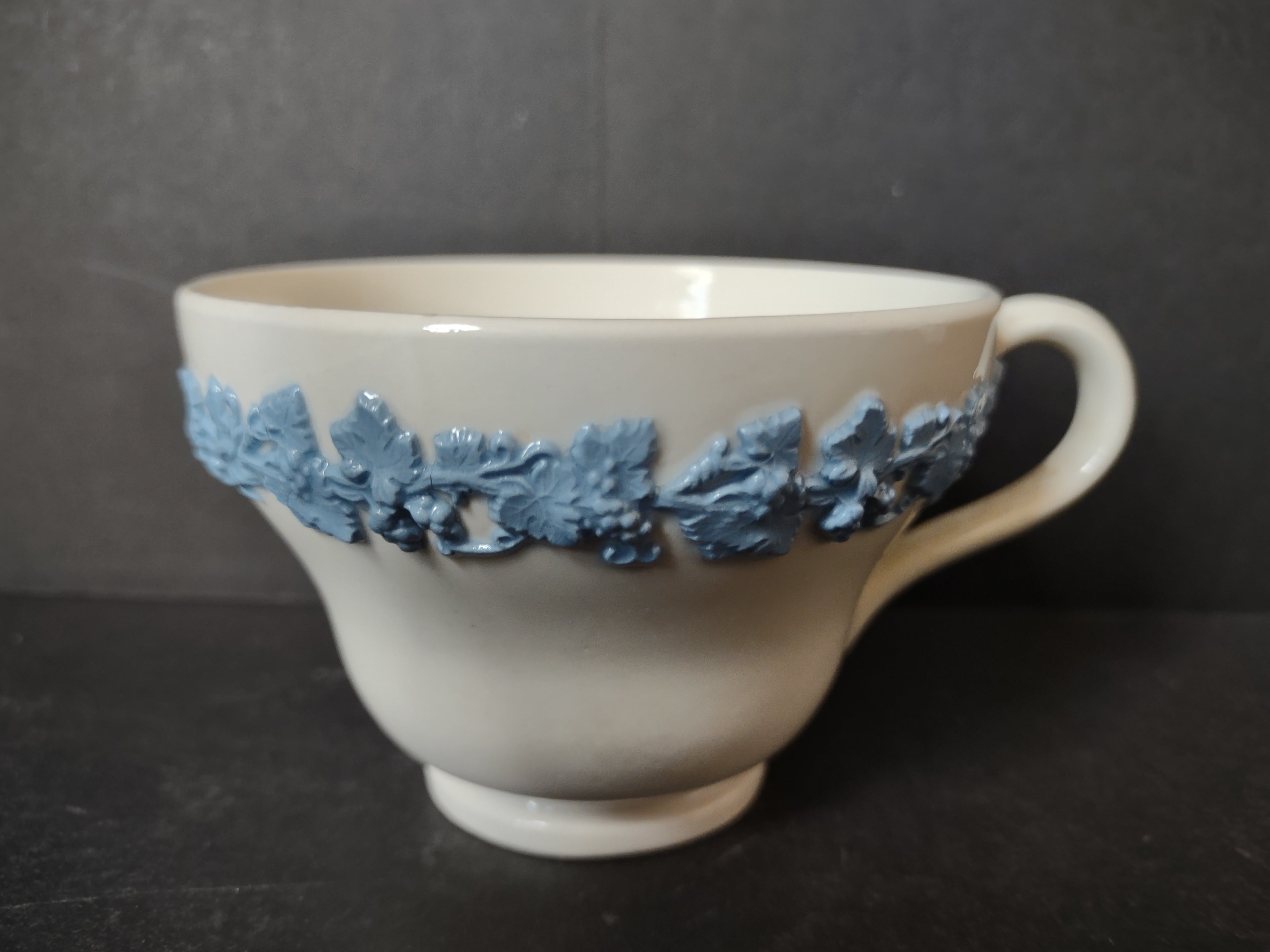 Vintage Wedgwood Embossed Queen's Ware Blue White Teacup Grape Vine Leaf [6077]