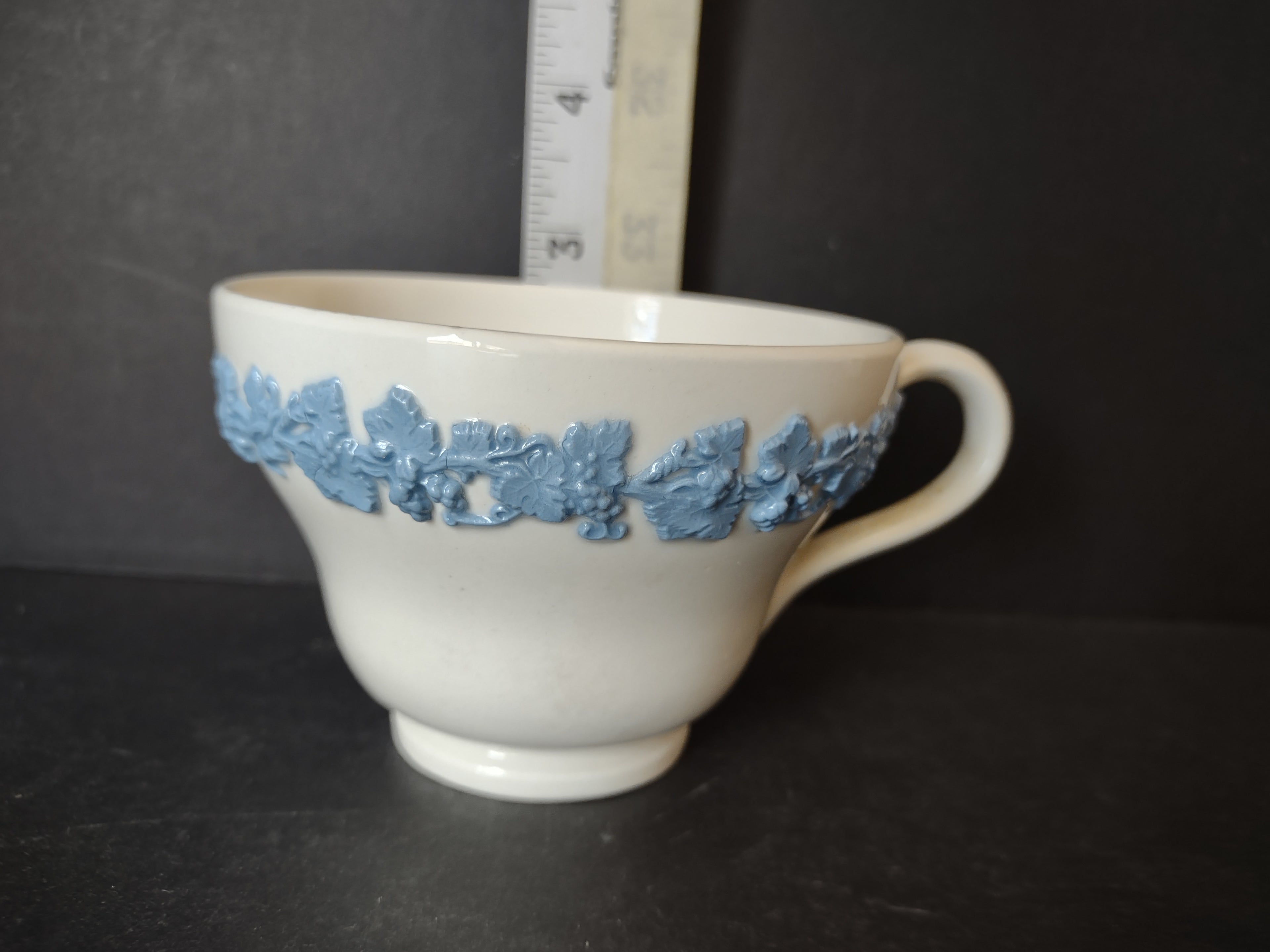 Vintage Wedgwood Embossed Queen's Ware Blue White Teacup Grape Vine Leaf [6077]