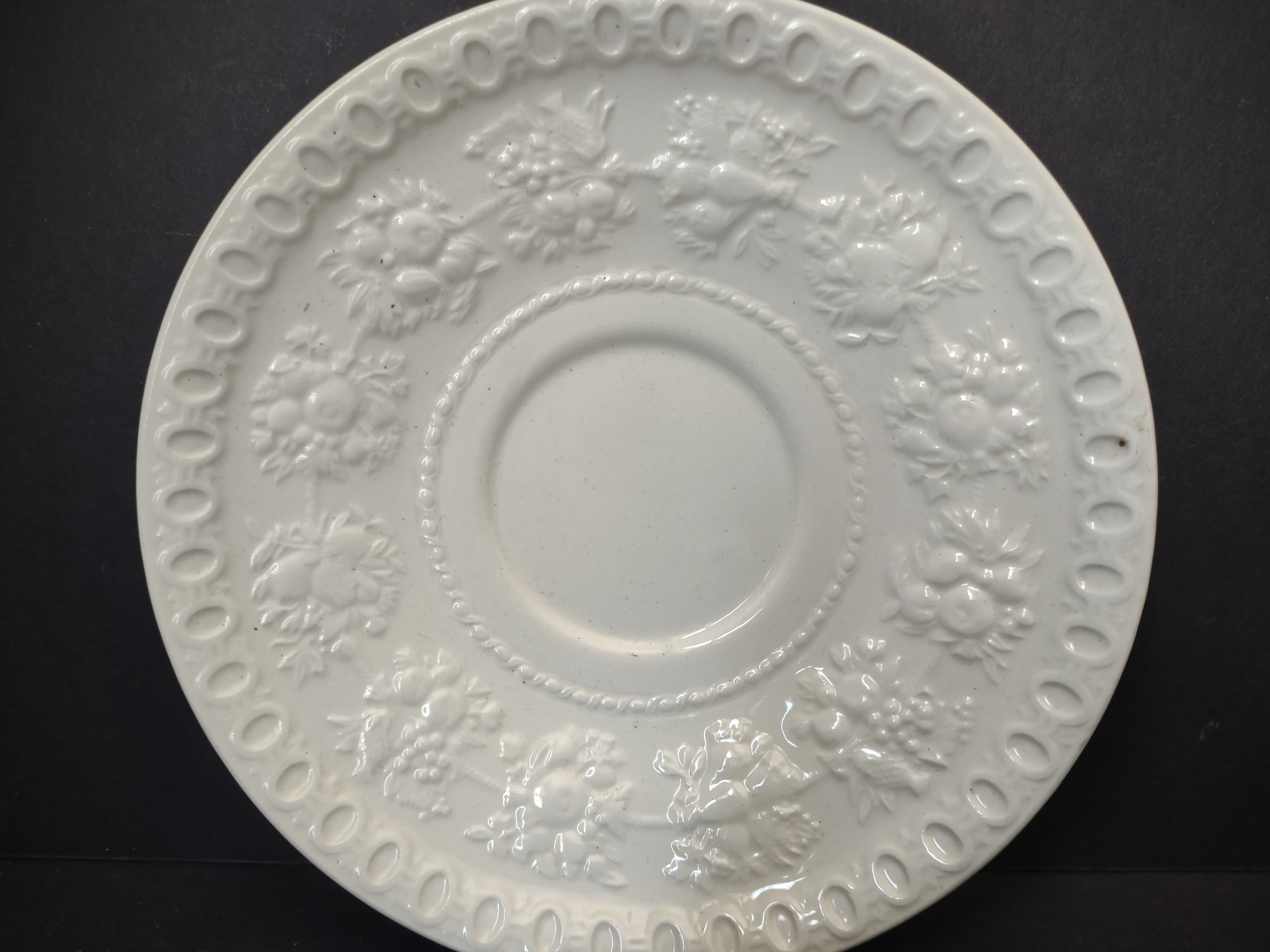 Vintage Wedgwood Patrician White Embossed Footed Cup & Saucer Set of 4 [6106]