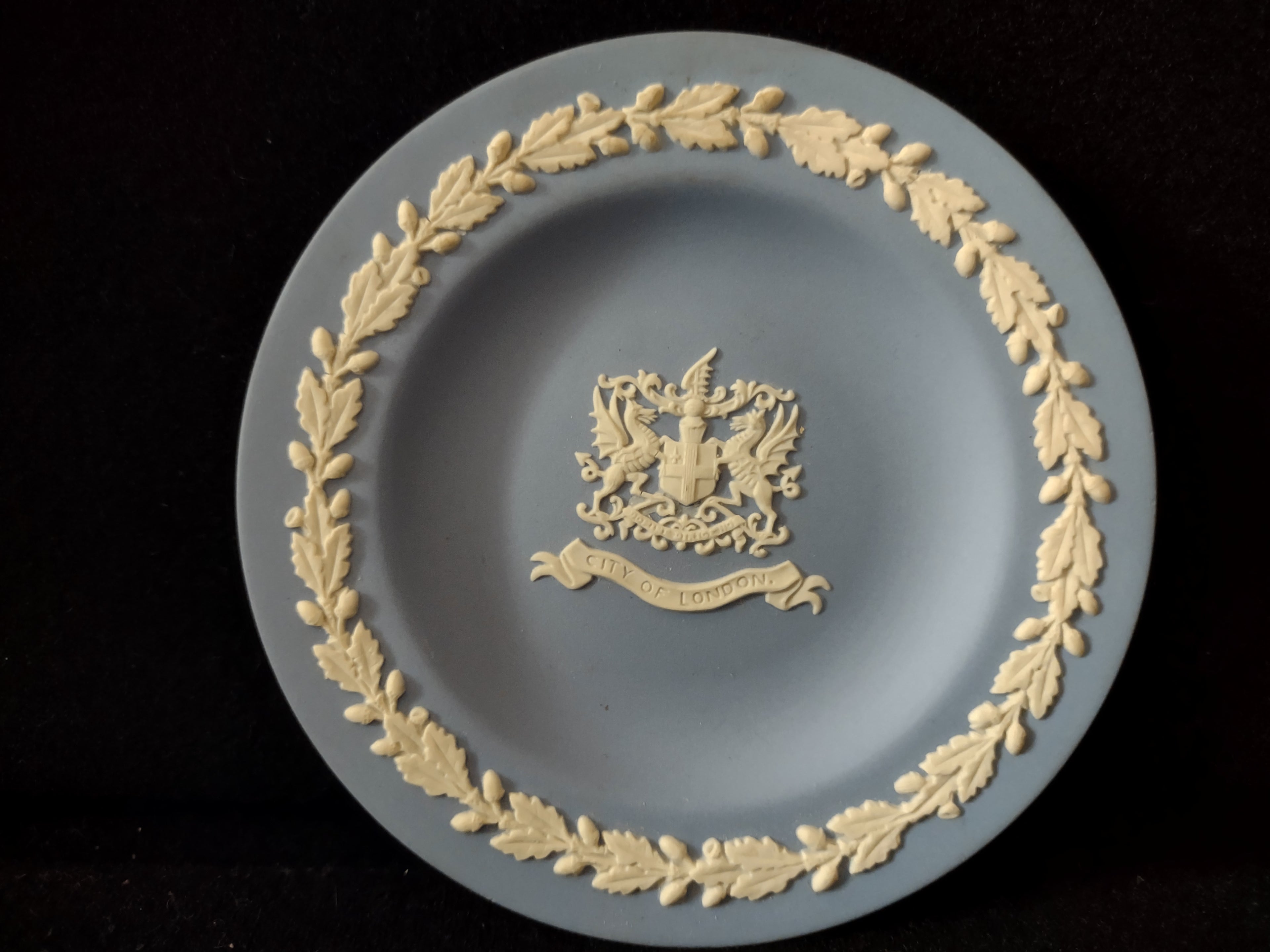 Vintage Wedgwood Blue Jasperware City of London Coat of Arms Plate Oak Leaf [6192]