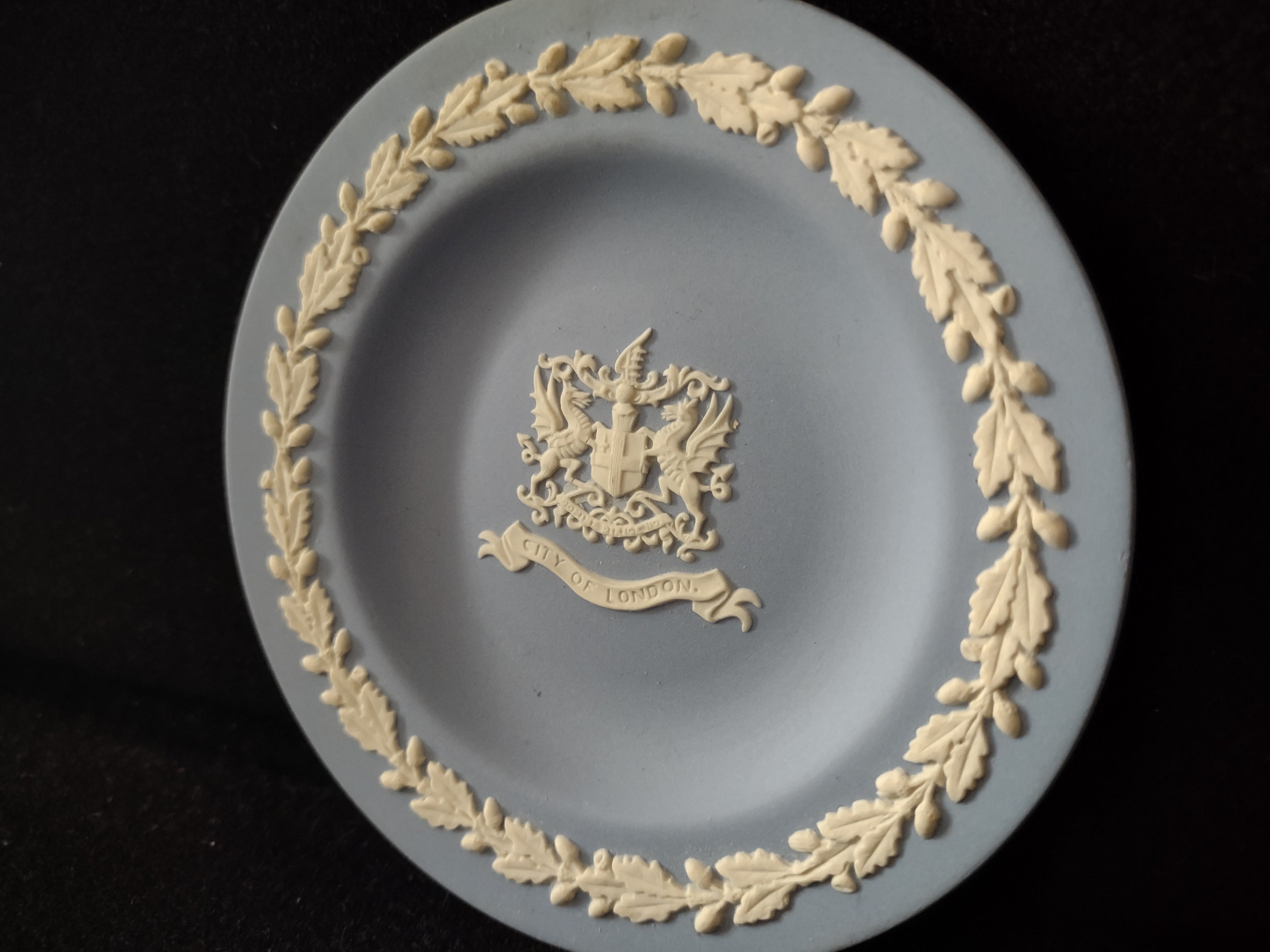 Vintage Wedgwood Blue Jasperware City of London Coat of Arms Plate Oak Leaf [6192]