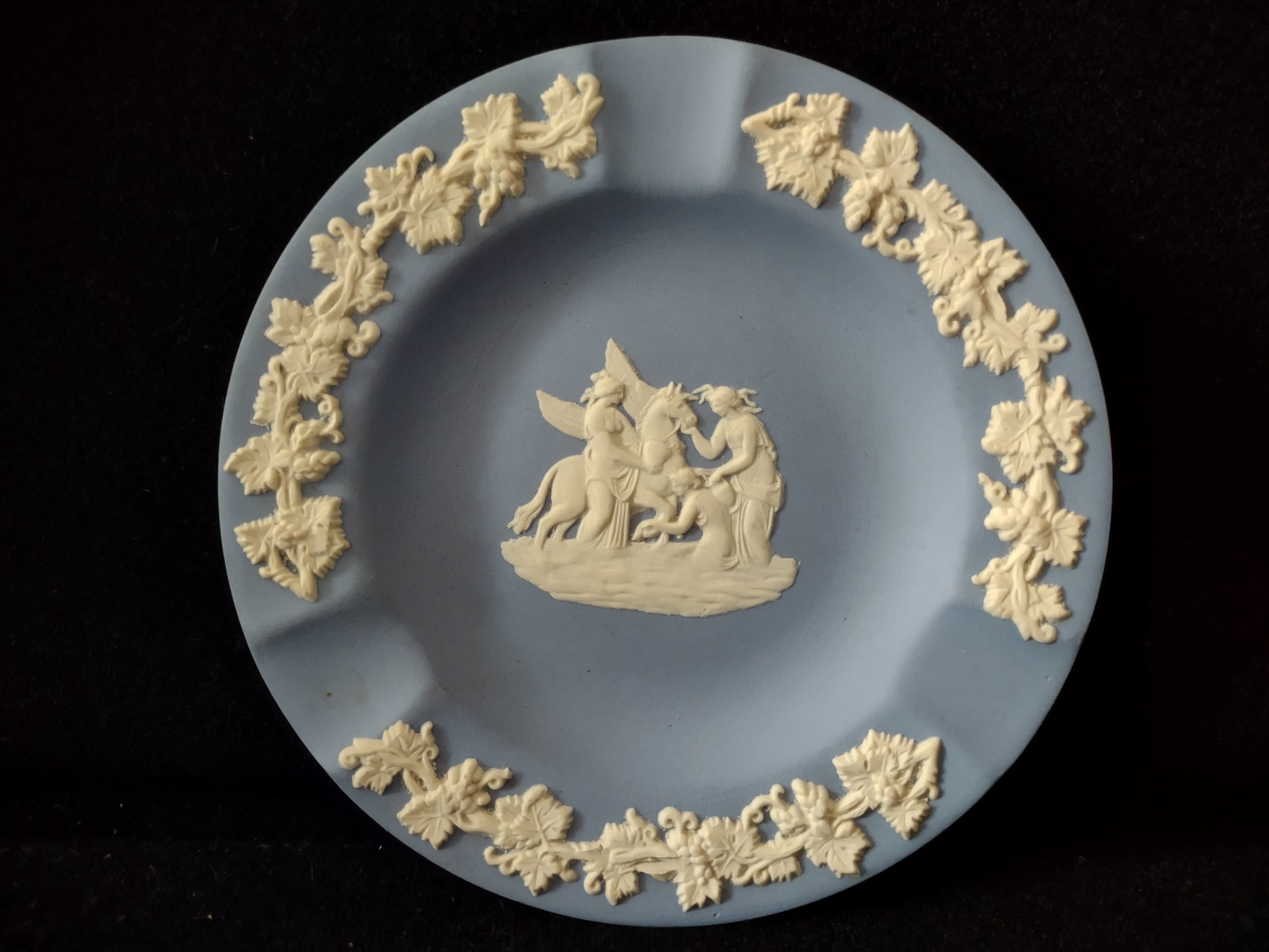 Vintage Wedgwood Blue Jasperware Pegasus Classical Scene Ashtray Grapevine [6193]