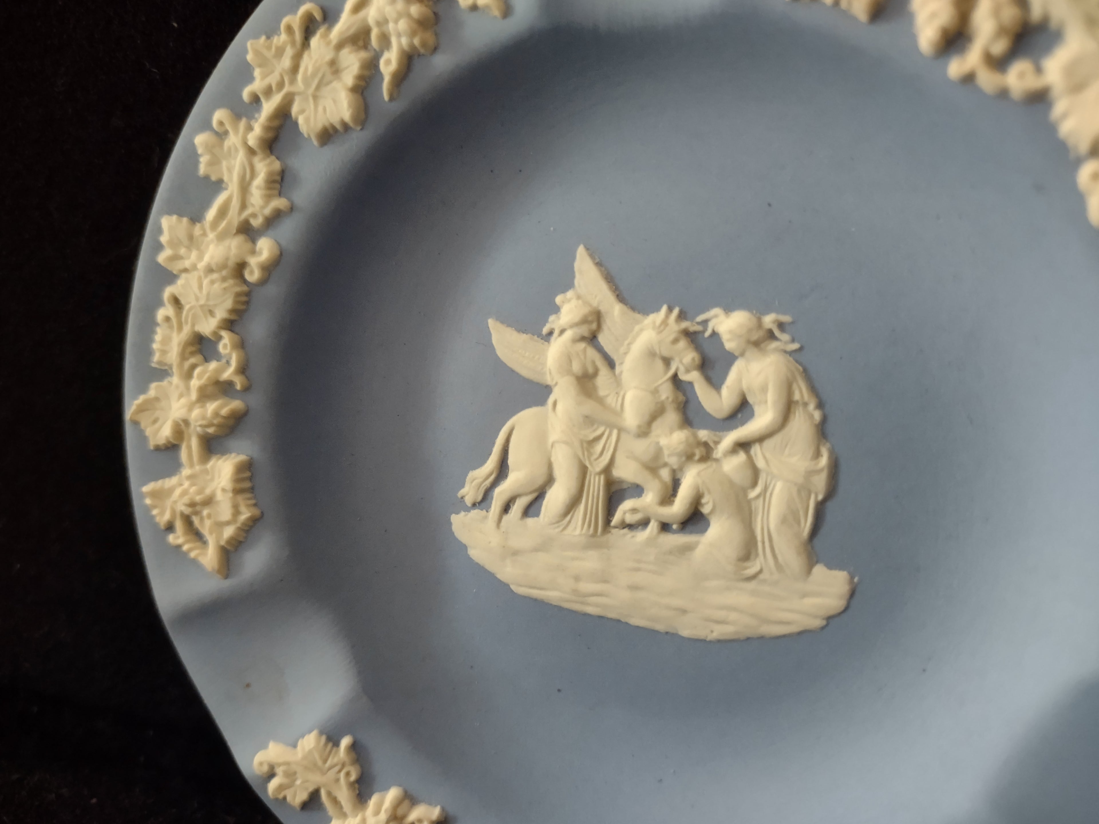 Vintage Wedgwood Blue Jasperware Pegasus Classical Scene Ashtray Grapevine [6193]