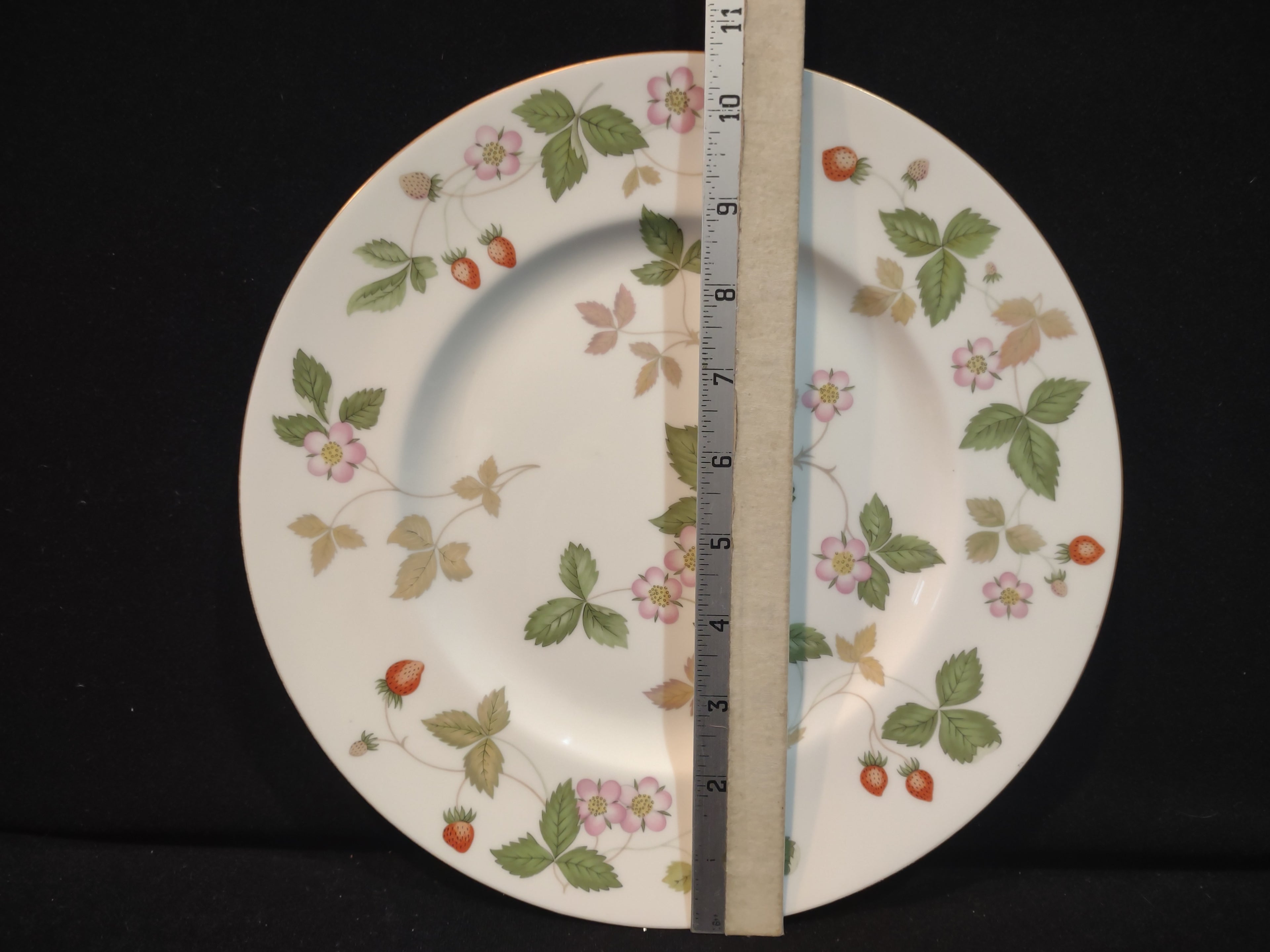 Vintage Wedgwood Wild Strawberry Bone China Dinner Plate England [6242]