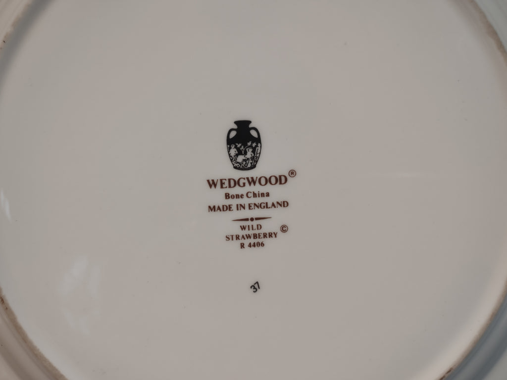 Vintage Wedgwood Wild Strawberry Bone China Dinner Plate England [6242]