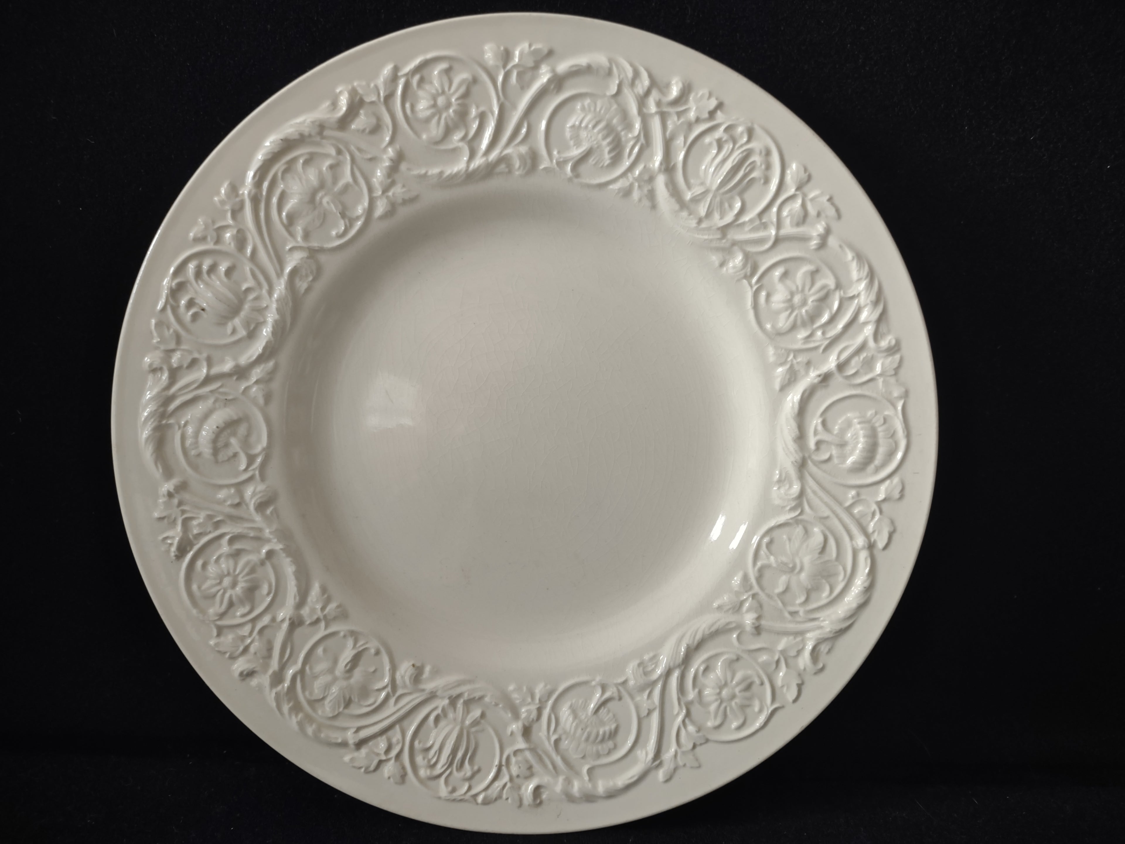 Vintage Wedgwood Patrician Cream Embossed 10" Dinner Plate Crazing [6250]