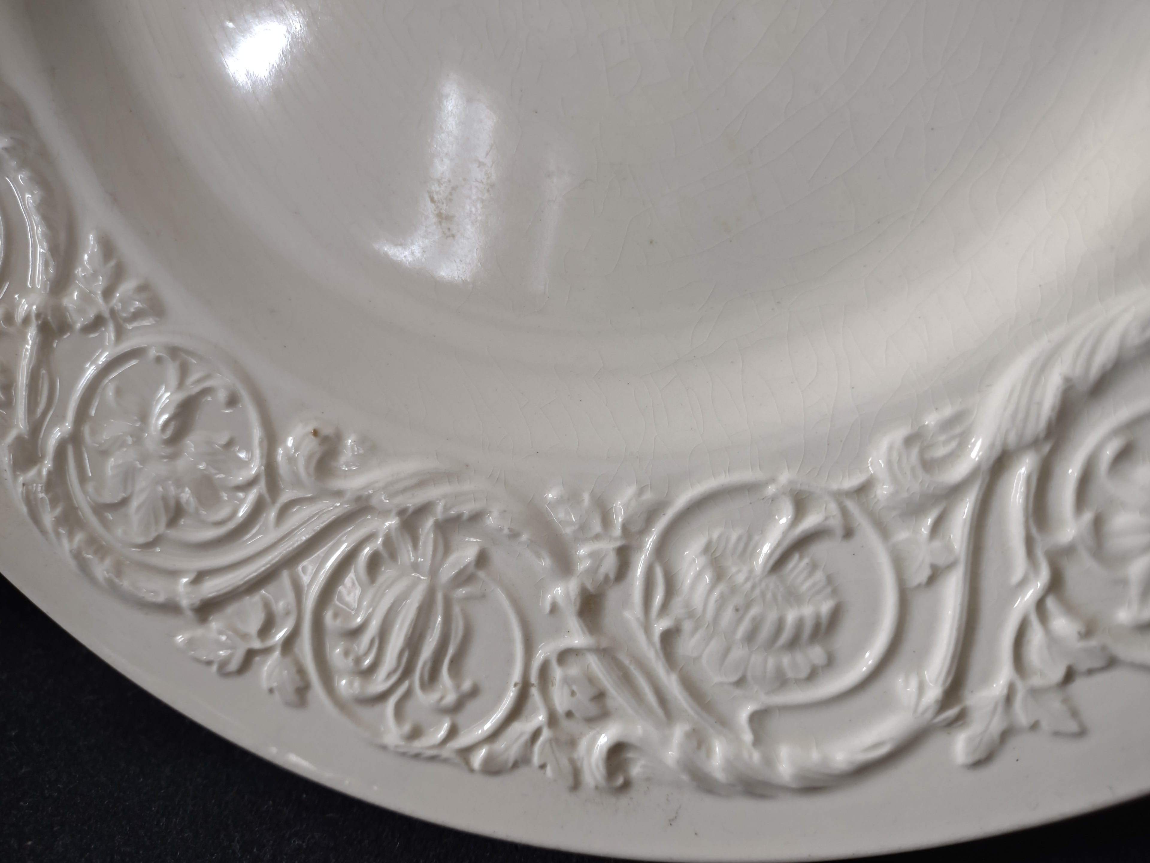 Vintage Wedgwood Patrician Cream Embossed 10" Dinner Plate Crazing [6250]