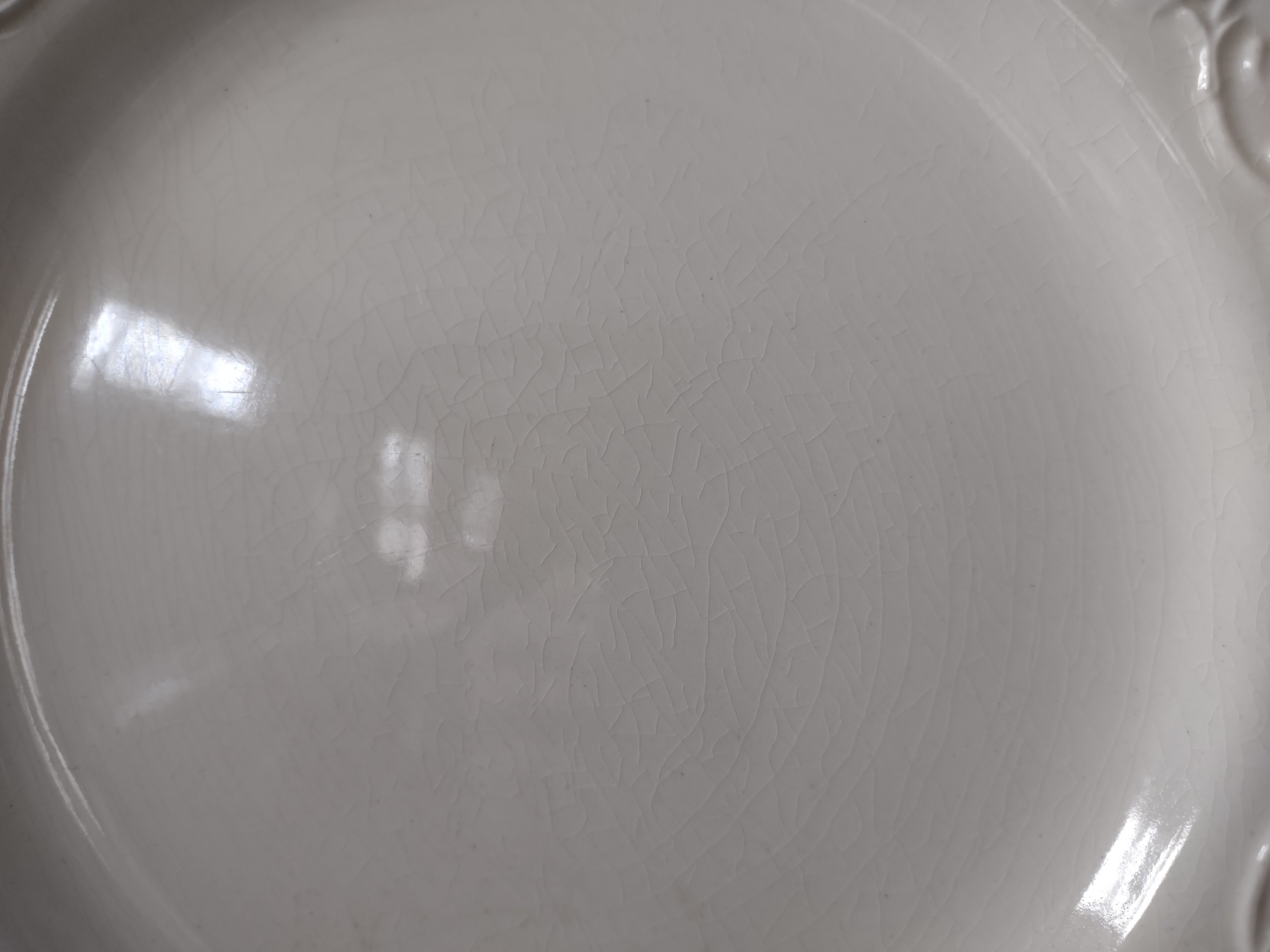 Vintage Wedgwood Patrician Cream Embossed 10" Dinner Plate Crazing [6250]