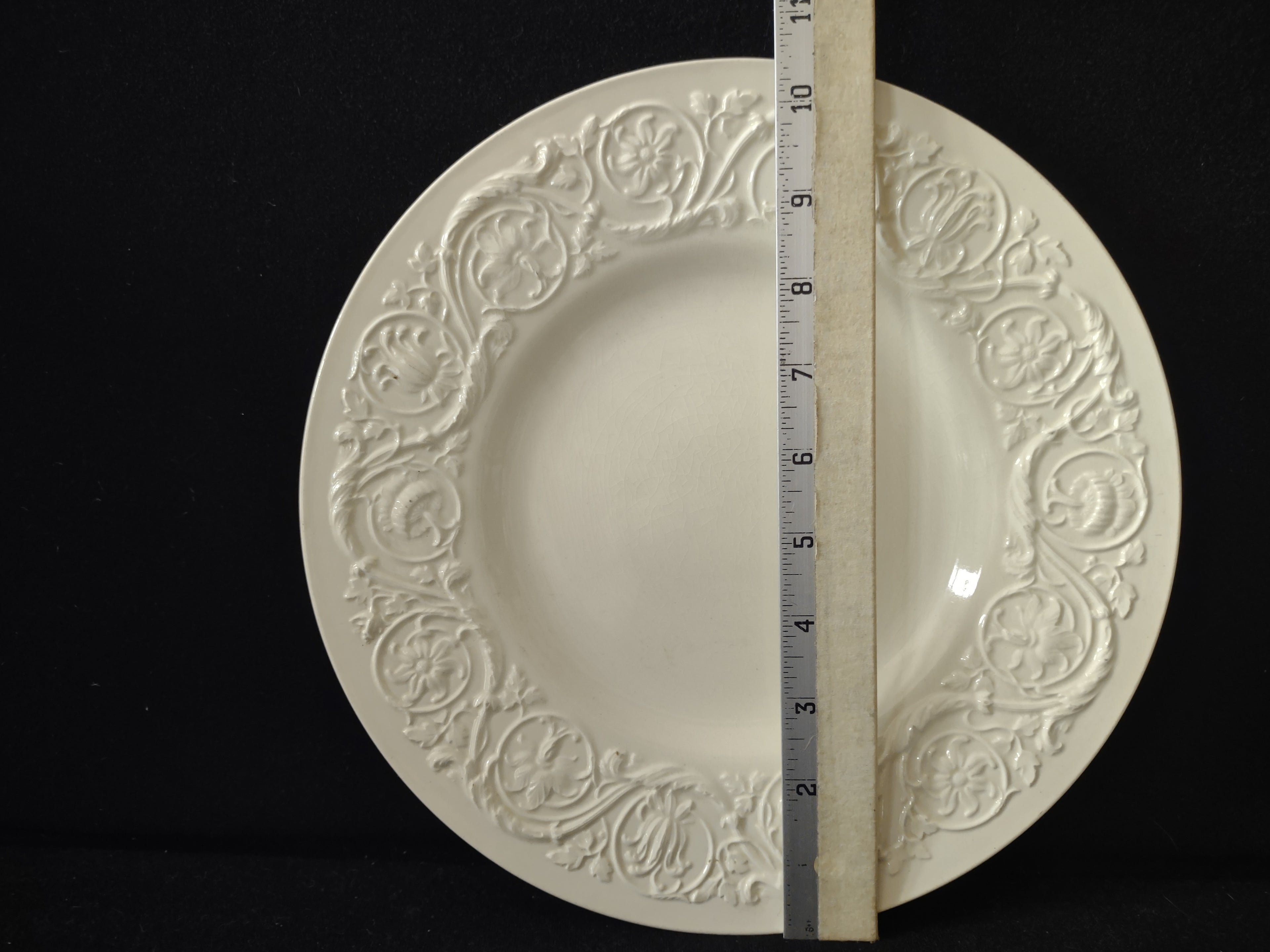 Vintage Wedgwood Patrician Cream Embossed 10" Dinner Plate Crazing [6250]