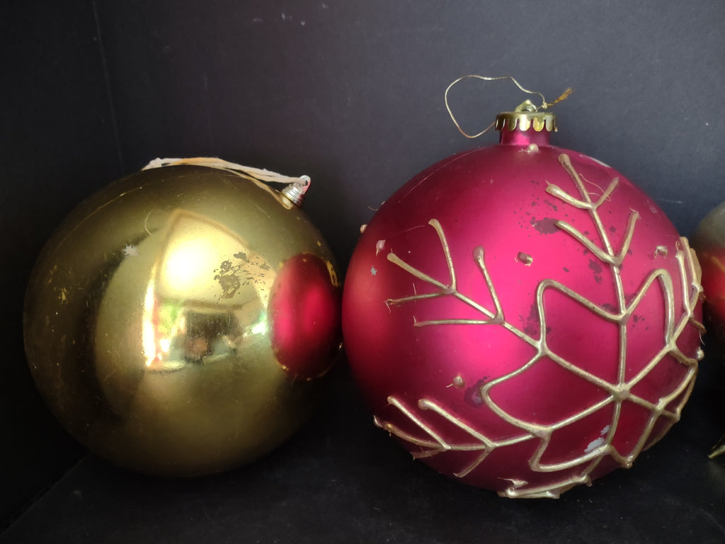Vintage Plastic Christmas Ornaments Red Gold Set of 5 Holiday [4834]